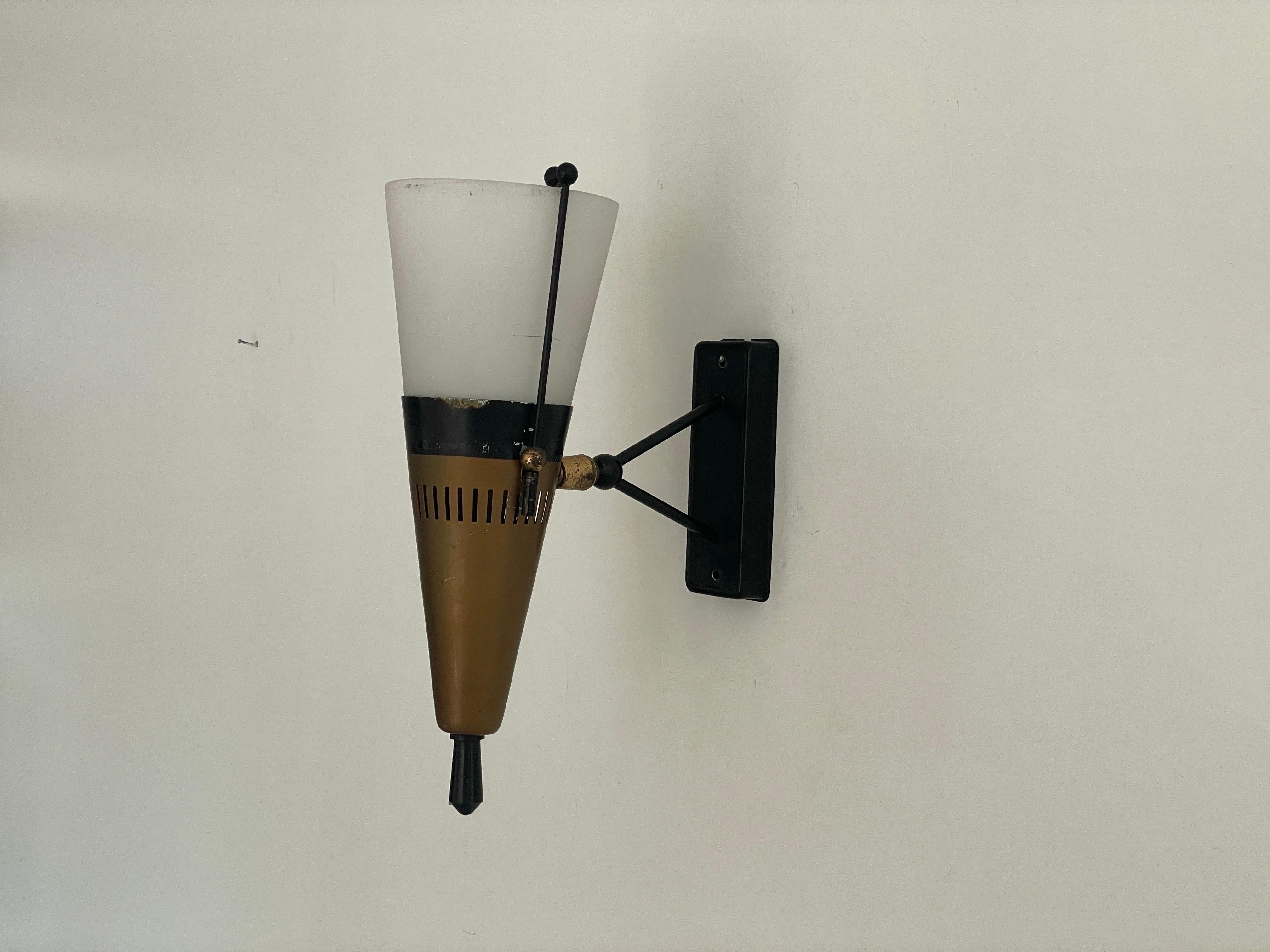 Einzelne Wandleuchte aus Opalglas und Messing von Stilux, 1960er Jahre, Italien im Zustand „Hervorragend“ im Angebot in Hagenbach, DE