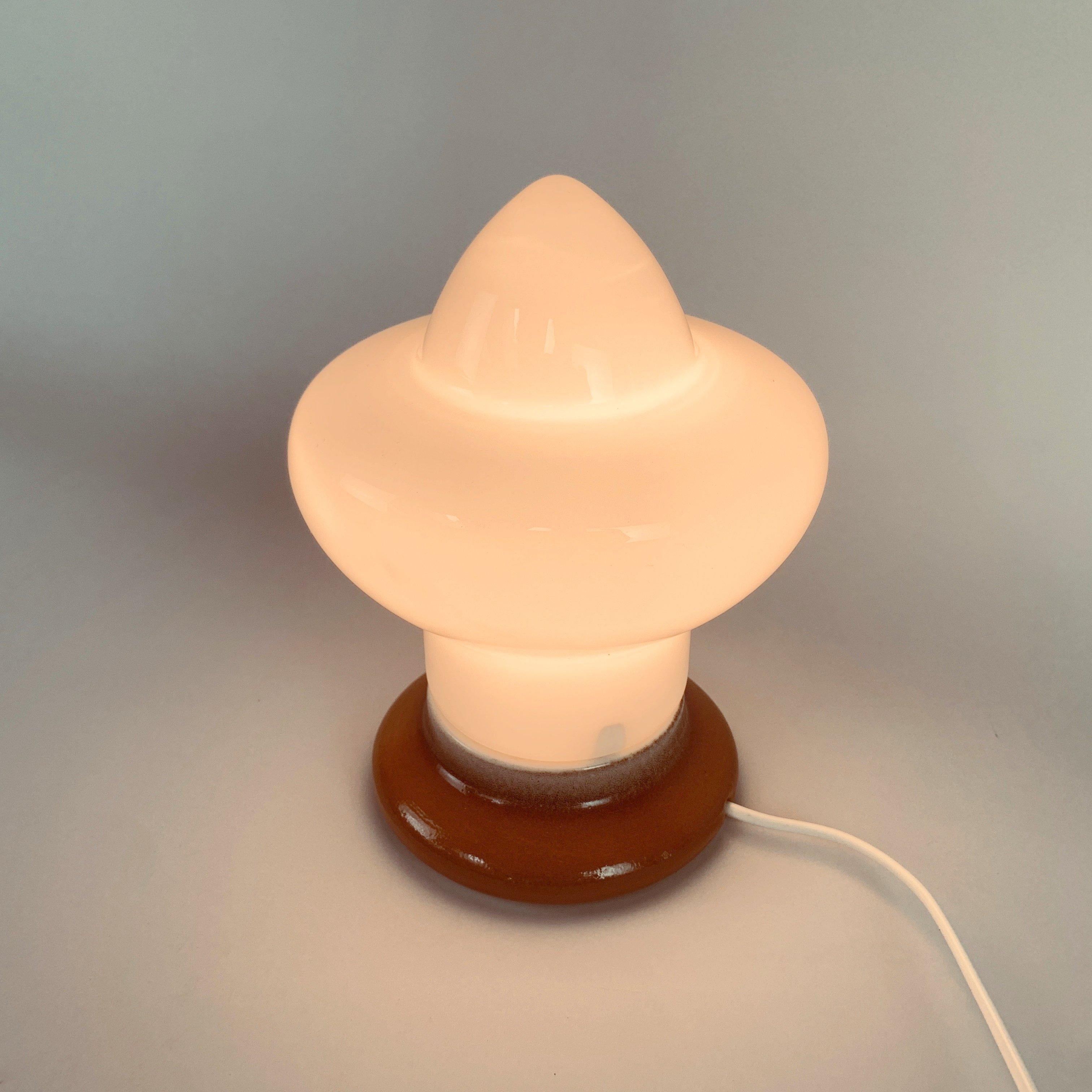 Lampada da tavolo in vetro opalino e ceramica di Ivan Jakes per Osvětlovaci Sklo, anni '60 in vendita 3