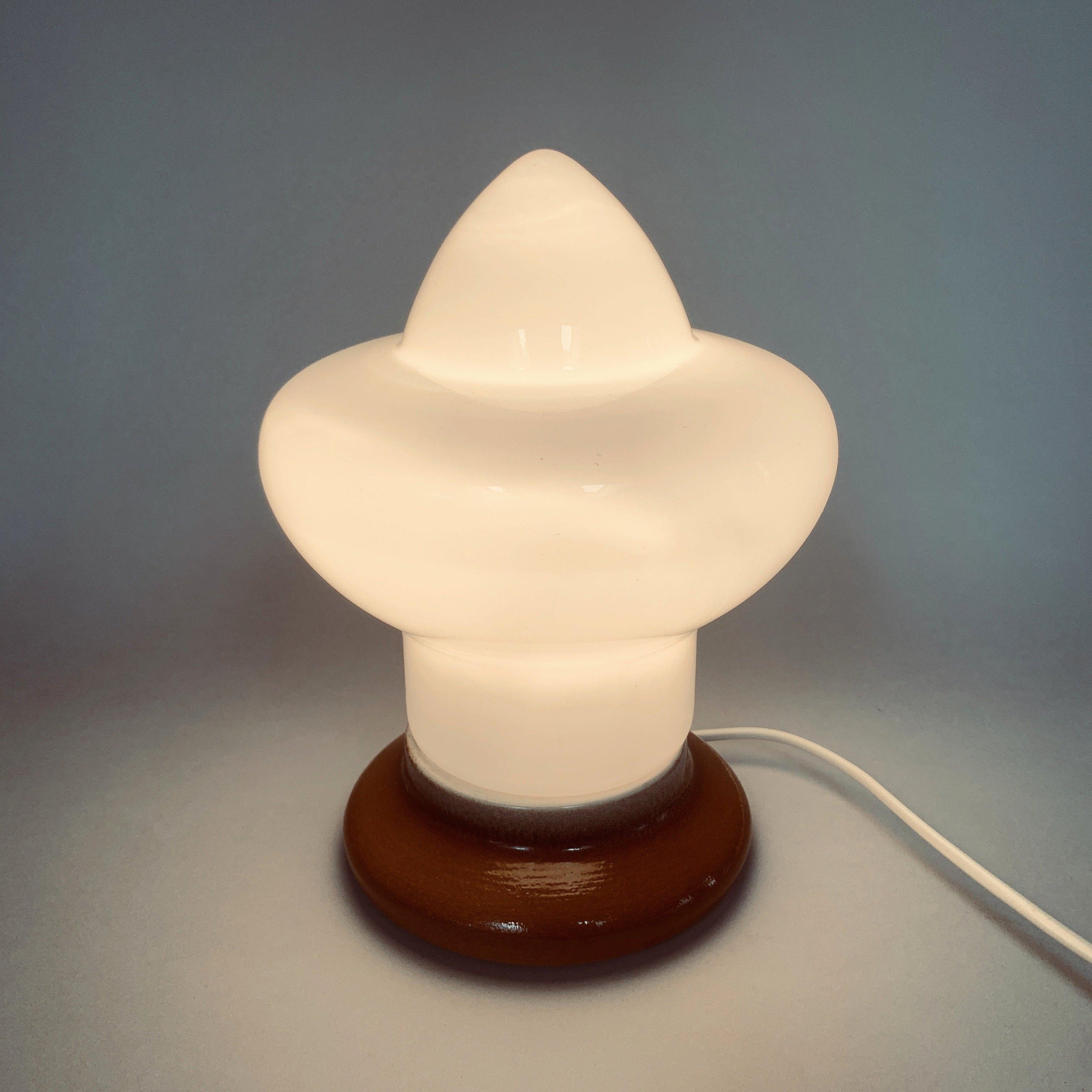 Mid-Century moderno Lampada da tavolo in vetro opalino e ceramica di Ivan Jakes per Osvětlovaci Sklo, anni '60 in vendita