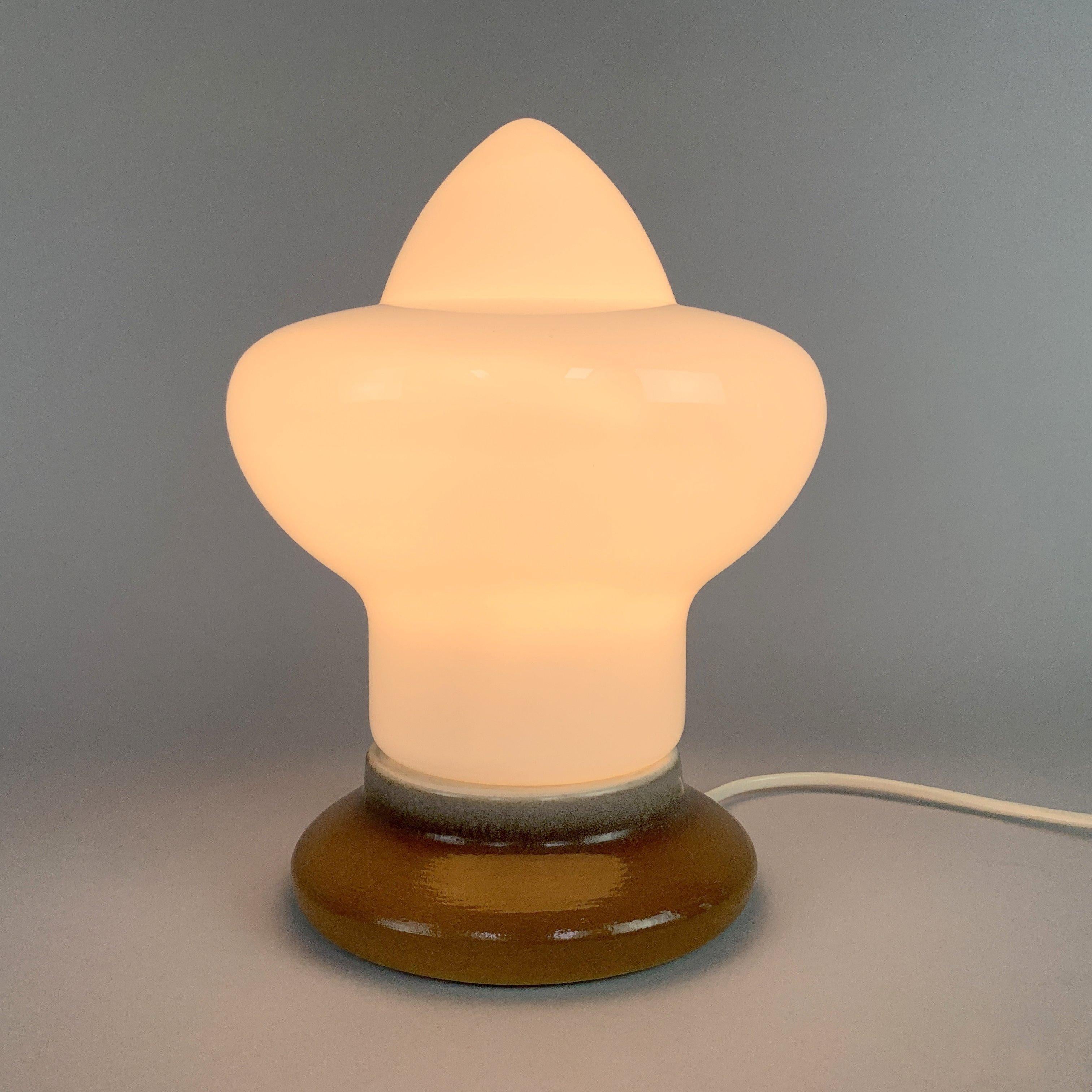 Ceco Lampada da tavolo in vetro opalino e ceramica di Ivan Jakes per Osvětlovaci Sklo, anni '60 in vendita