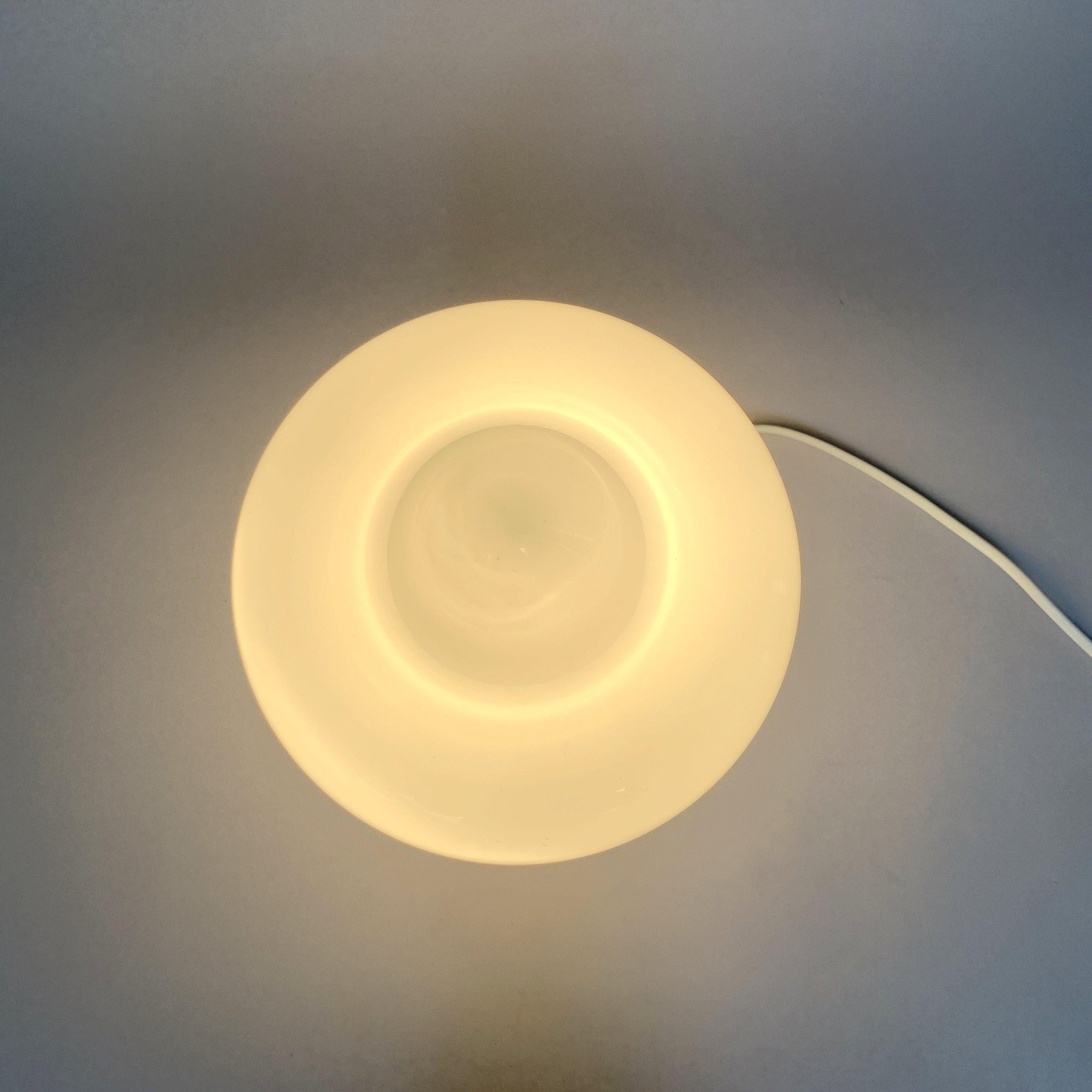 Lampada da tavolo in vetro opalino e ceramica di Ivan Jakes per Osvětlovaci Sklo, anni '60 In condizioni buone in vendita a Praha, CZ