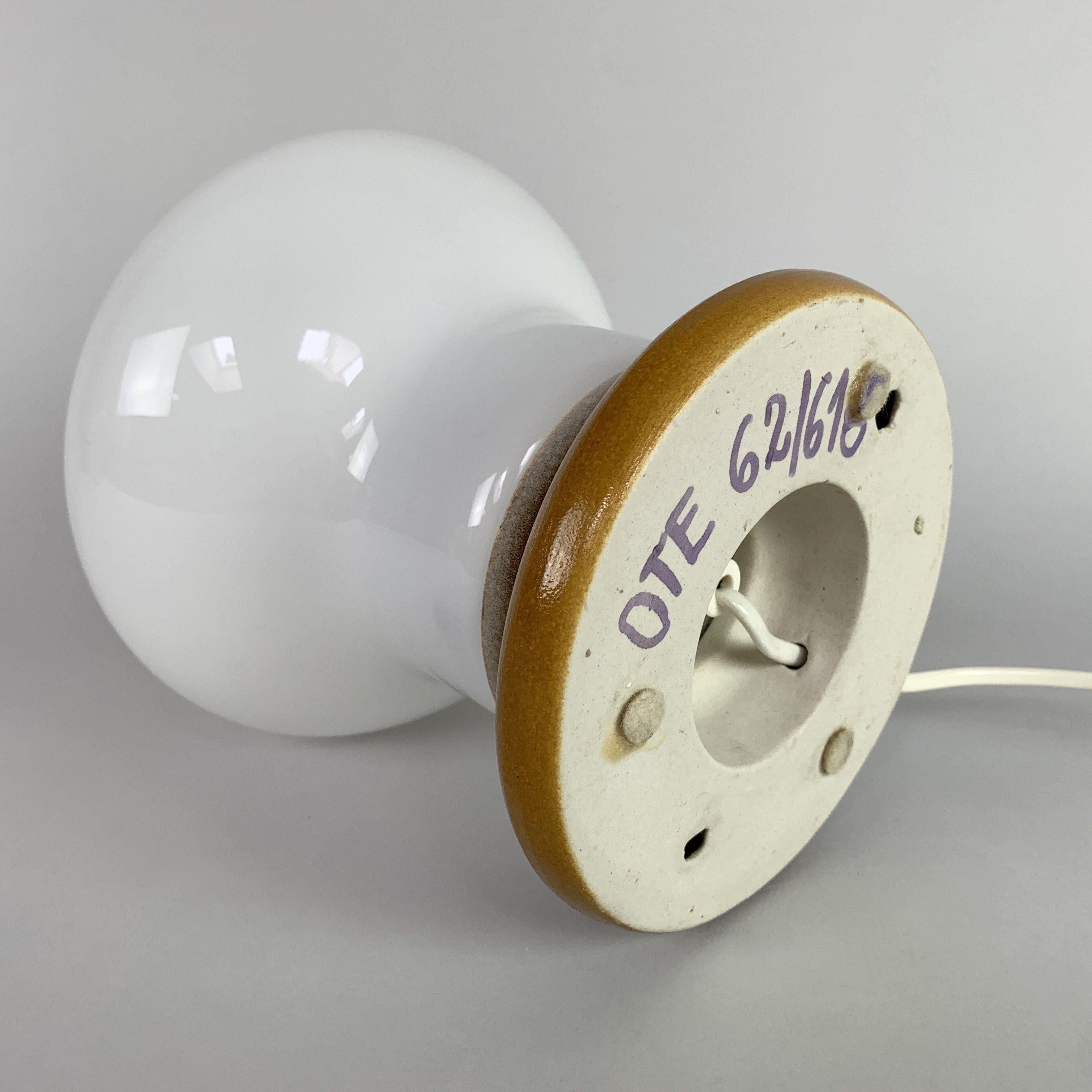 Vetro opalino Lampada da tavolo in vetro opalino e ceramica di Ivan Jakes per Osvětlovaci Sklo, anni '60 in vendita