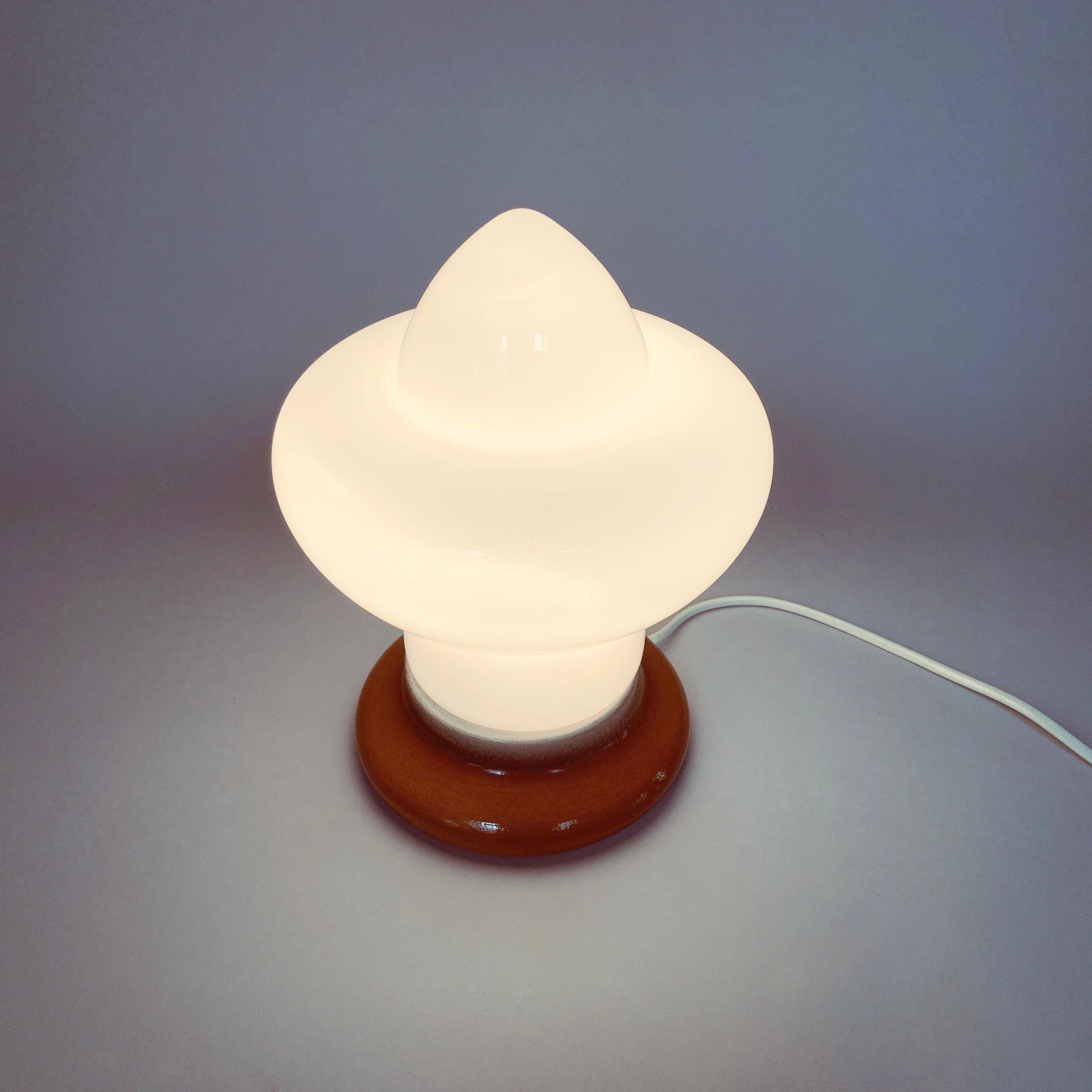 Lampada da tavolo in vetro opalino e ceramica di Ivan Jakes per Osvětlovaci Sklo, anni '60 in vendita 1