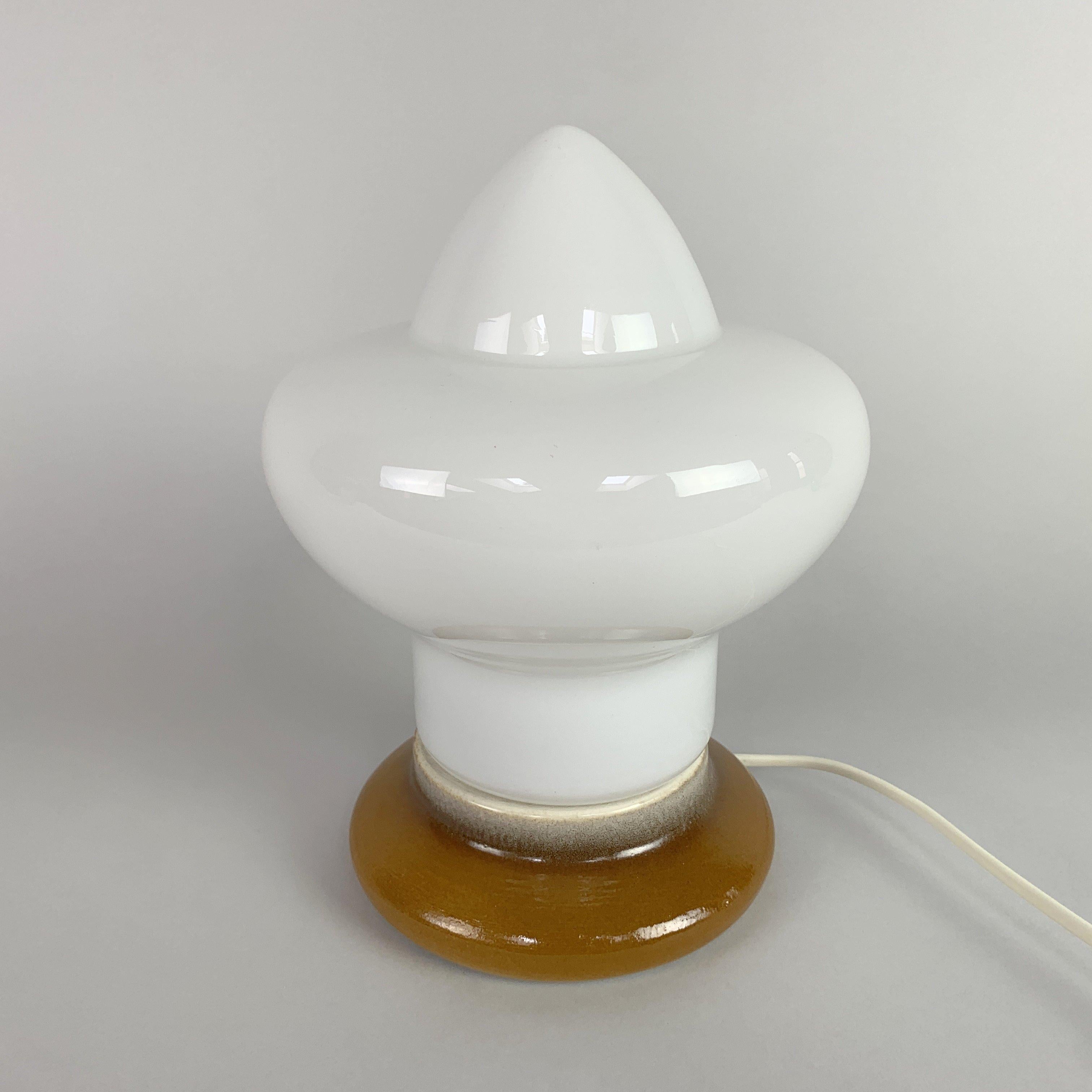 Lampada da tavolo in vetro opalino e ceramica di Ivan Jakes per Osvětlovaci Sklo, anni '60 in vendita 2