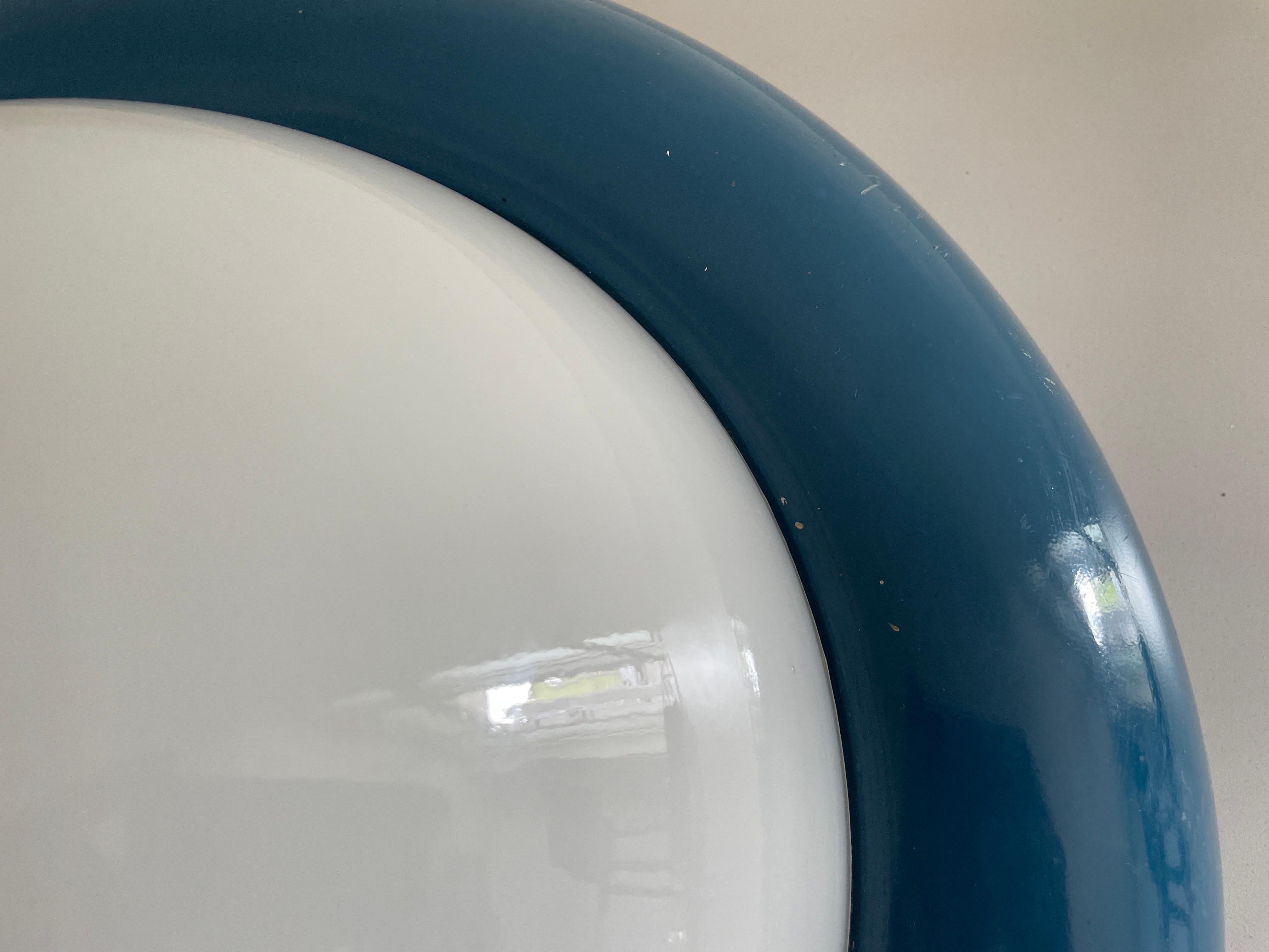 Lampe affleurante en verre opale et métal bleu foncé par Valenti, années 1960, Italie en vente 5