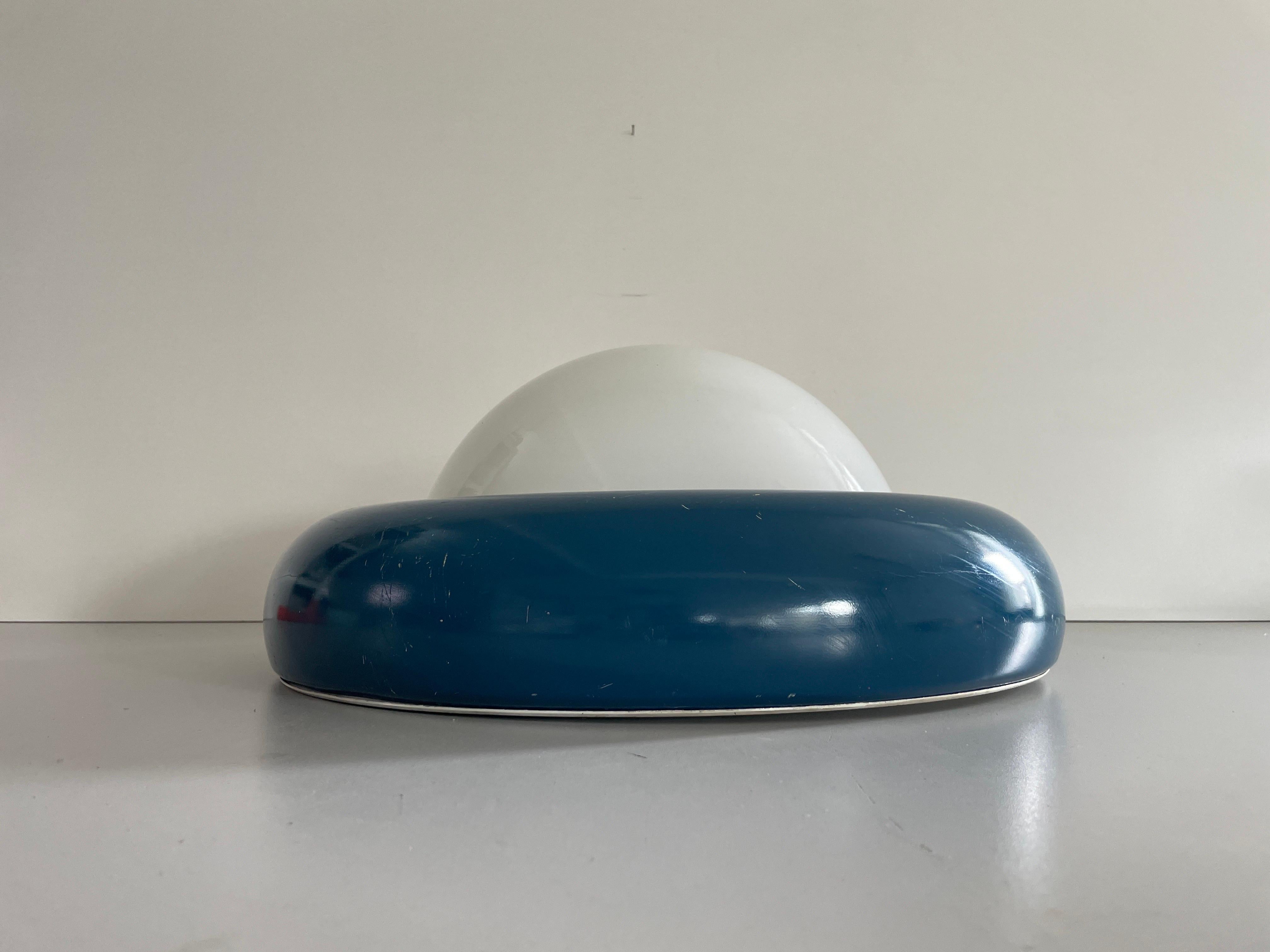 Lampe affleurante en verre opale et métal bleu foncé par Valenti, années 1960, Italie

Sculpturale, très élégante et d'un design rare, encastrée dans le sol. 

Il est très idéal et convient à tous les espaces de vie.


La lampe est en bon état.