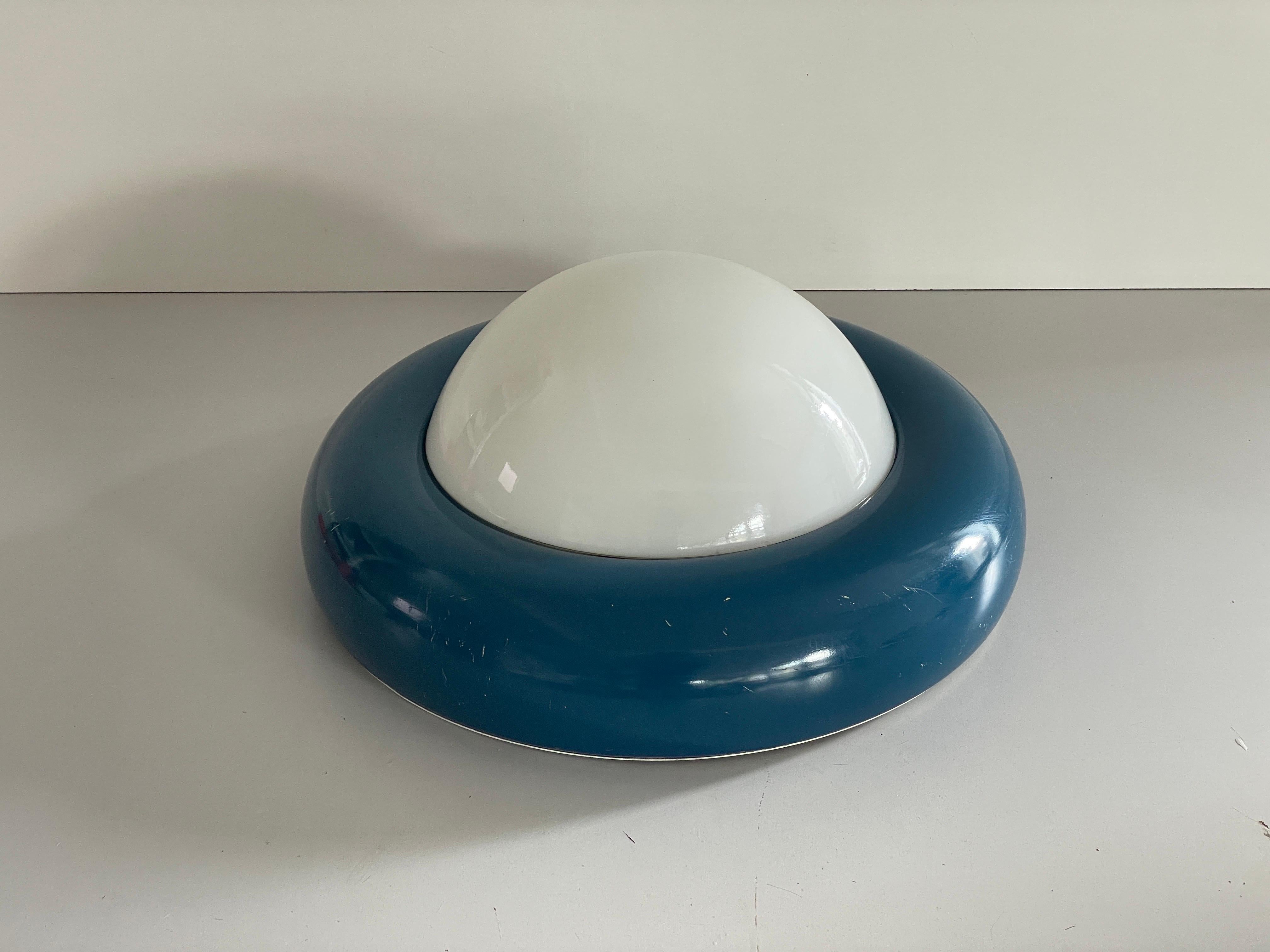 Mid-Century Modern Lampe affleurante en verre opale et métal bleu foncé par Valenti, années 1960, Italie en vente
