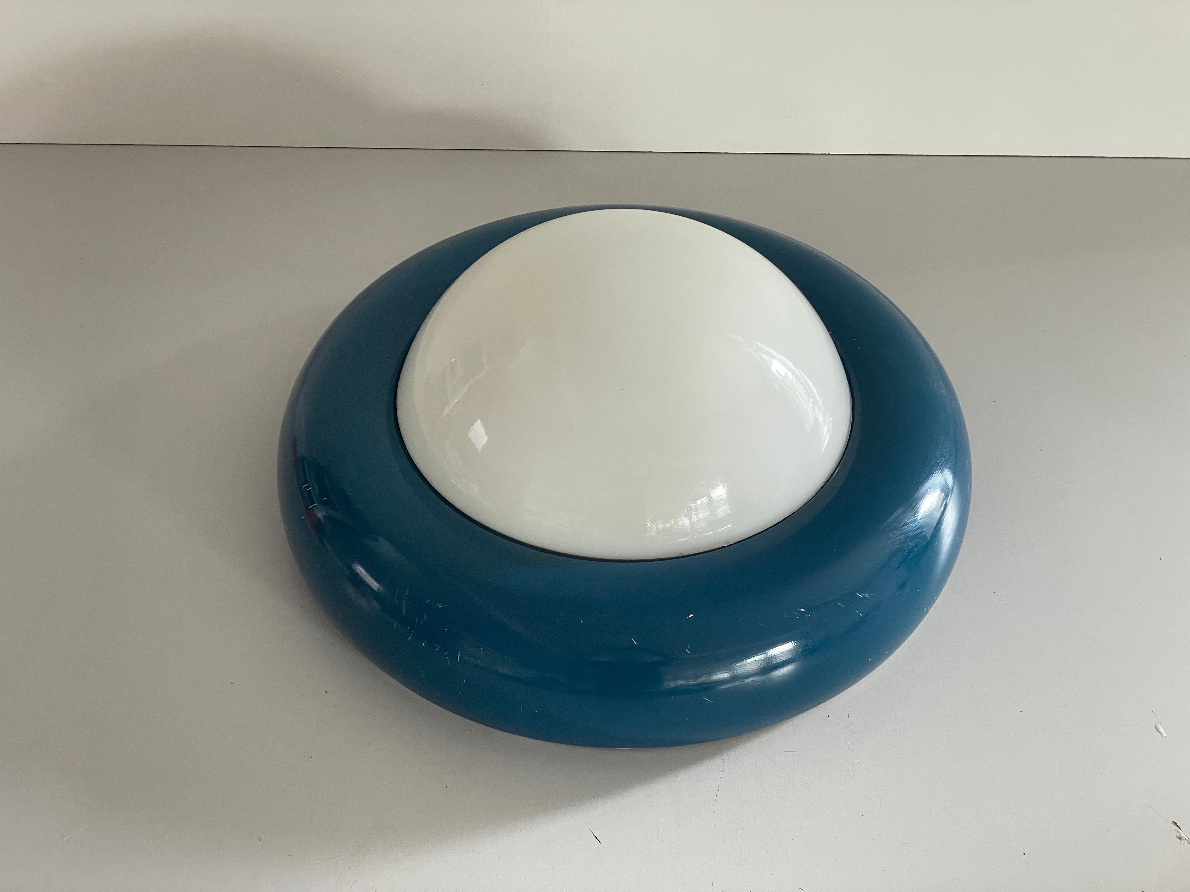 italien Lampe affleurante en verre opale et métal bleu foncé par Valenti, années 1960, Italie en vente