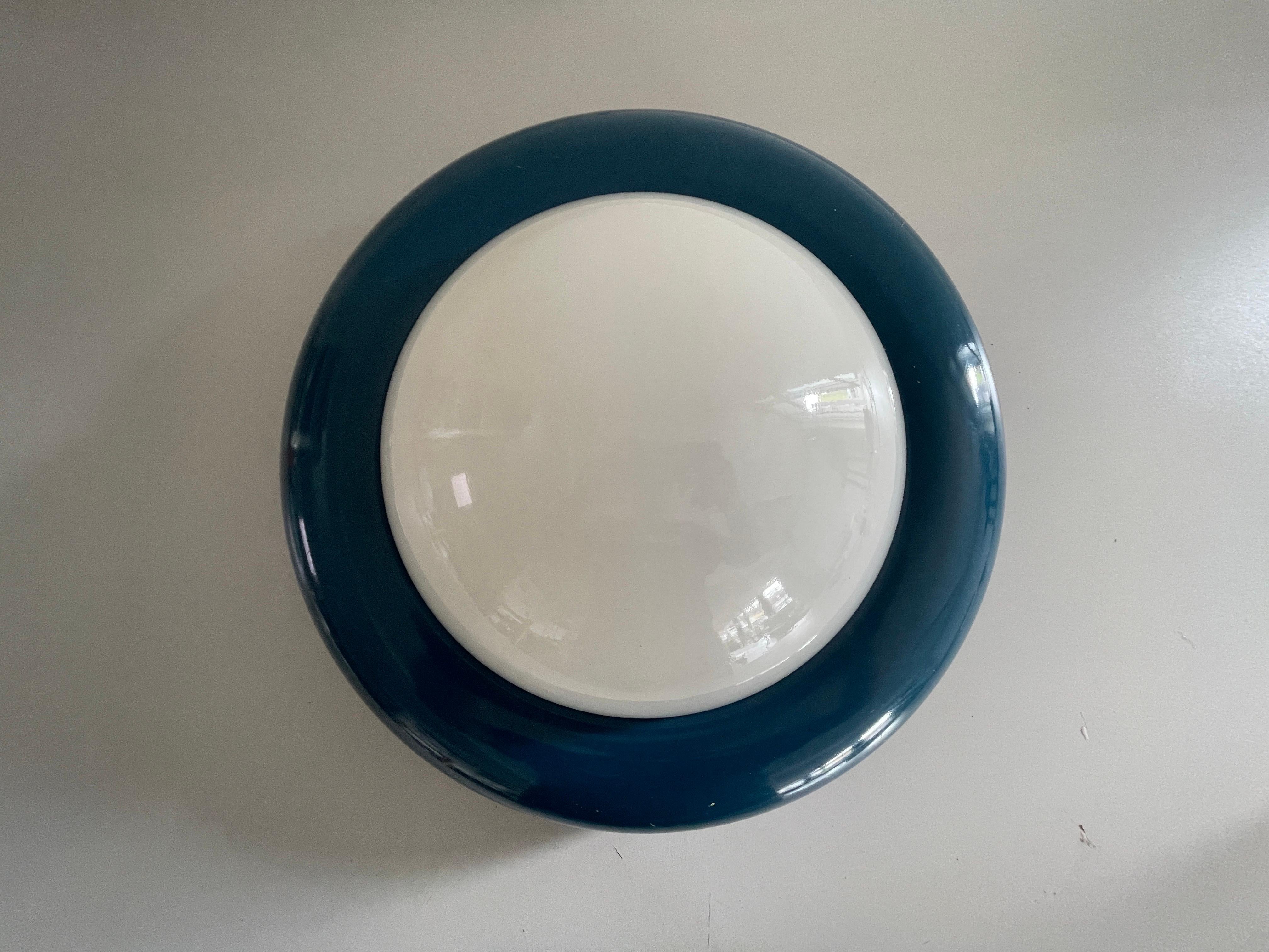 Milieu du XXe siècle Lampe affleurante en verre opale et métal bleu foncé par Valenti, années 1960, Italie en vente