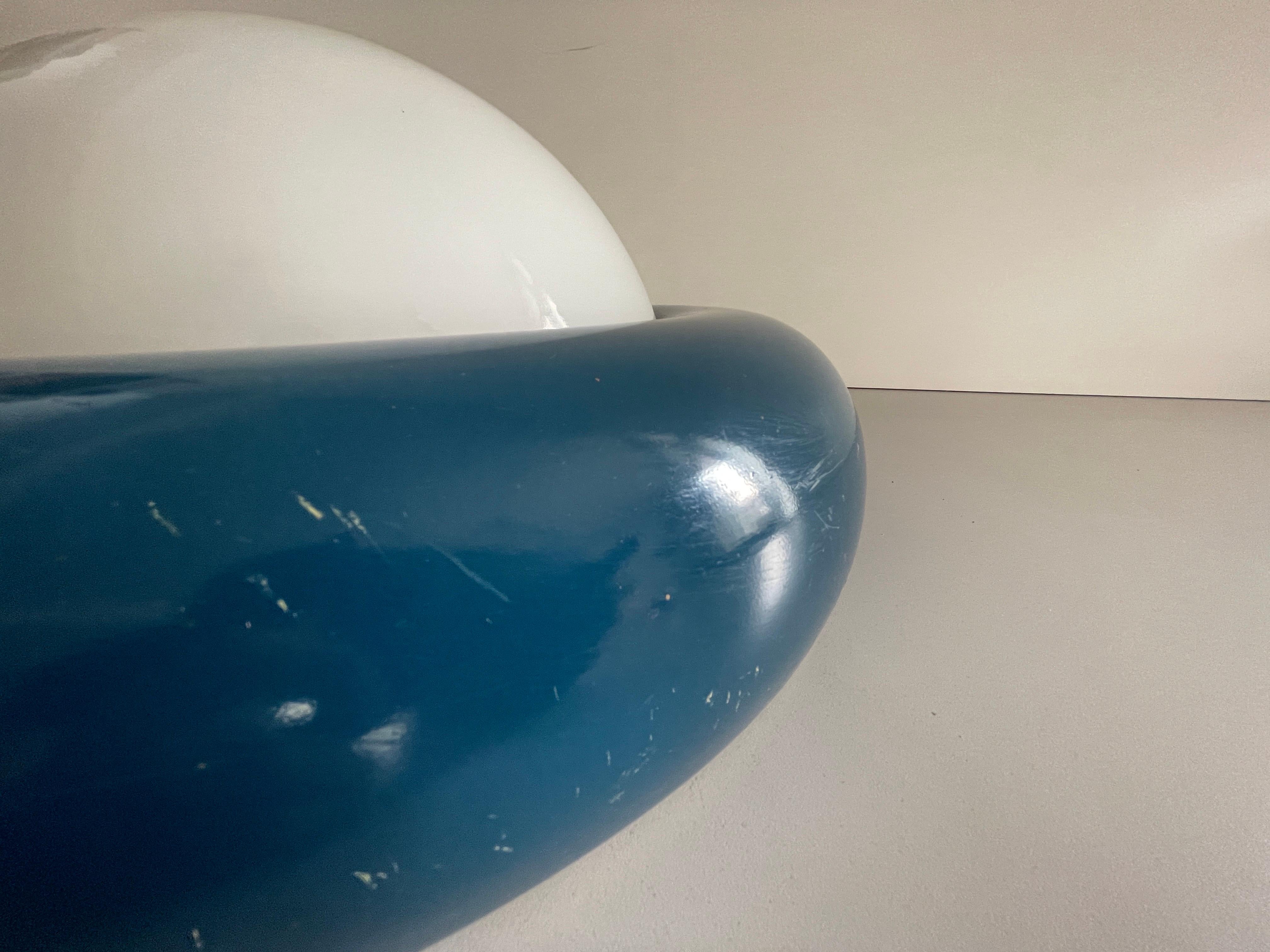 Lampe affleurante en verre opale et métal bleu foncé par Valenti, années 1960, Italie en vente 1