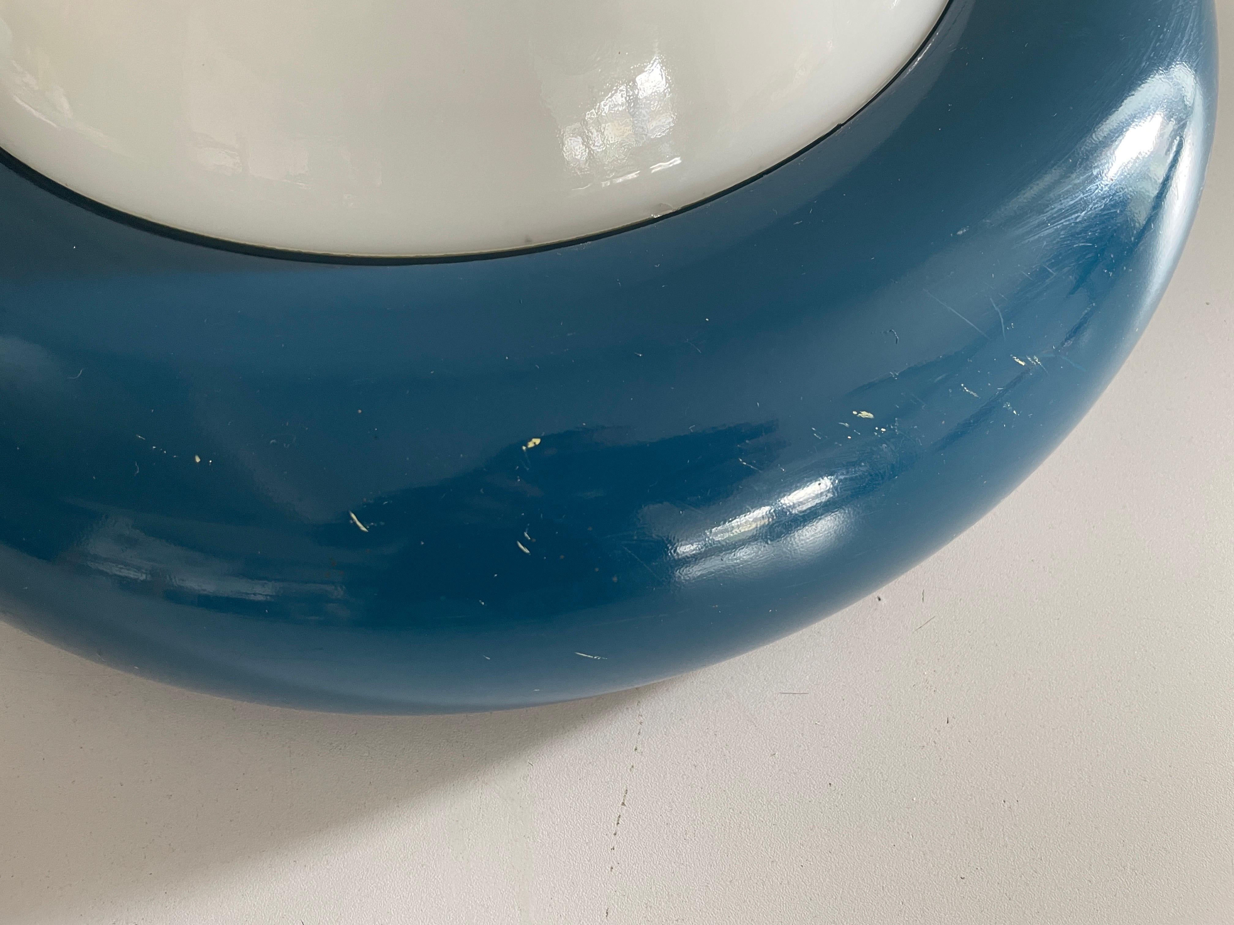 Lampe affleurante en verre opale et métal bleu foncé par Valenti, années 1960, Italie en vente 2