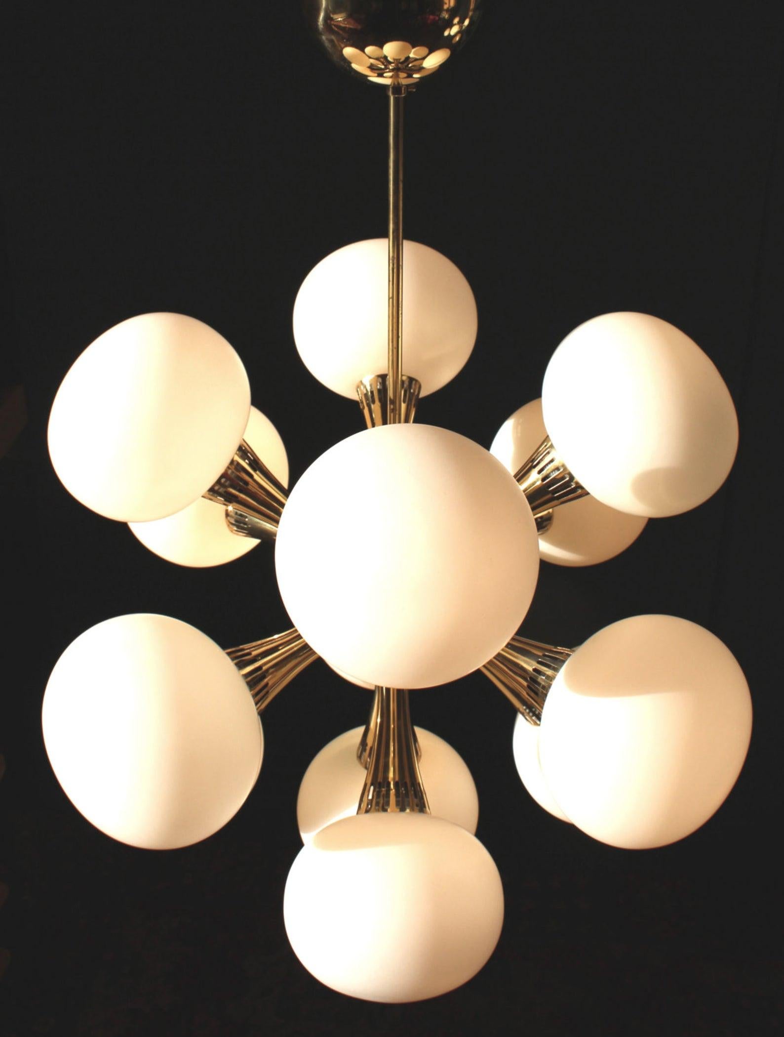 Organischer Sputnik-Kronleuchter Milano 1950er Typ mit 13 Lichtern (E14)
Messing und elliptische Opalglaskugeln

Dieser Sputnik-Kronleuchter ist ein zeitloses und elegantes Meisterwerk des italienischen Möbeldesigns der Jahrhundertmitte. Die