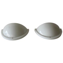 Pareja de apliques semicirculares de cristal opalino de Peill & Putzler, años 70, Alemania