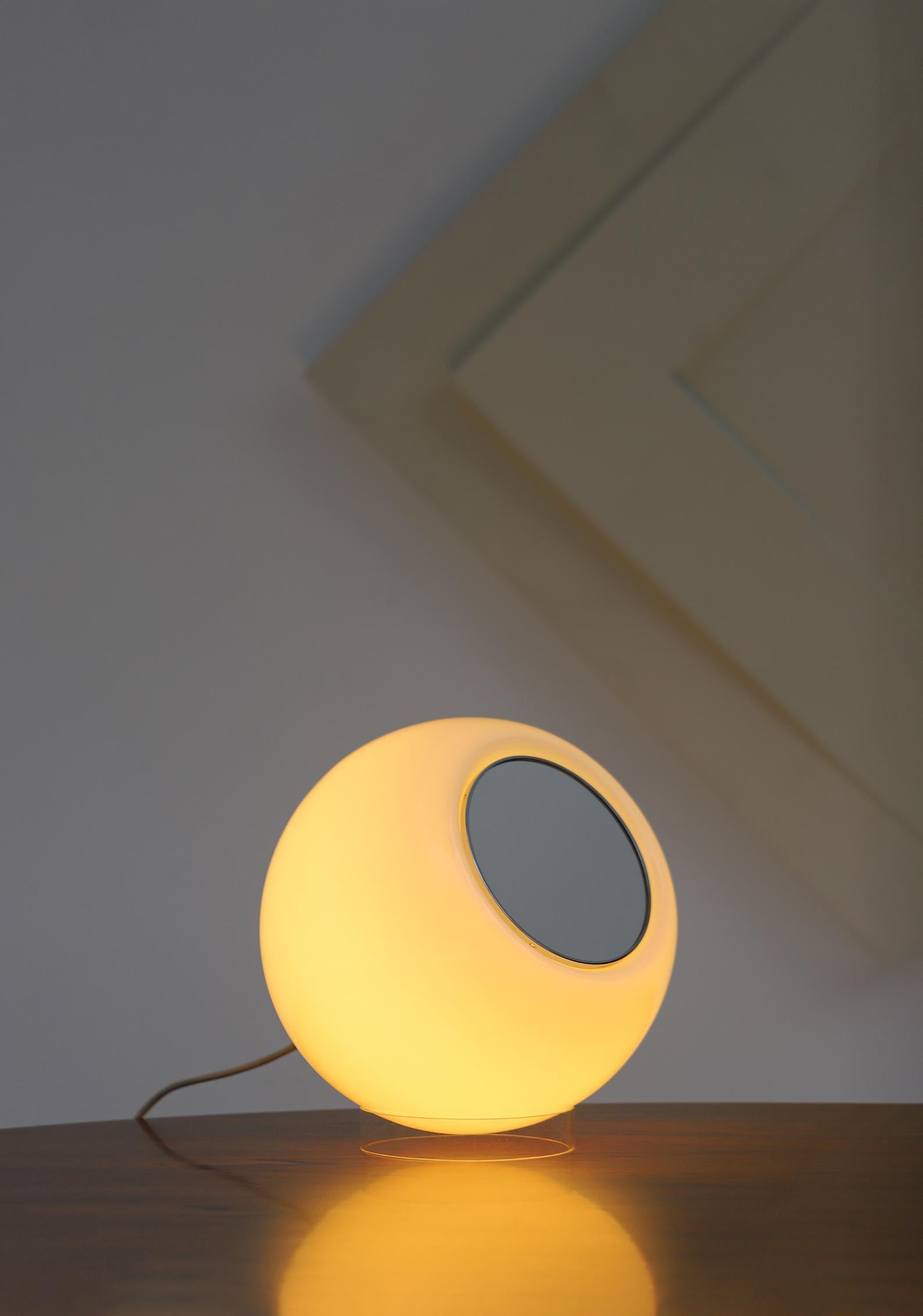 Cette lampe de table Elios a été conçue par Giusto Toso pour Leucos au début des années 1970. Toso était le fils du designer italien Ermanno Tuso, bien connu pour ses extraordinaires œuvres en verre dans les années cinquante. Giusto Toso a obtenu