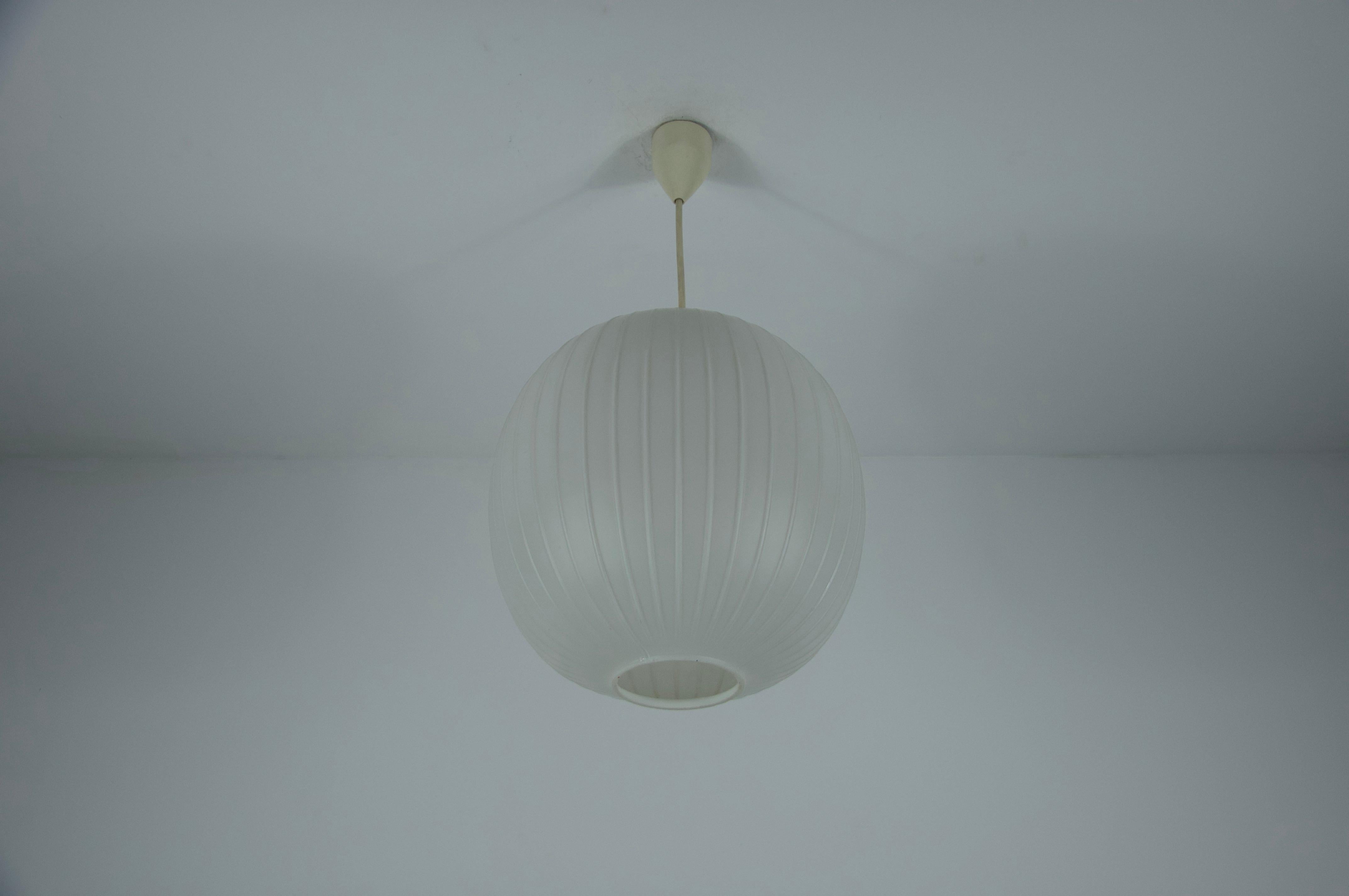 Lampada a sospensione in vetro opalino di Aloys Gangkofner per Peill & Putzler, anni '50 in vendita 3