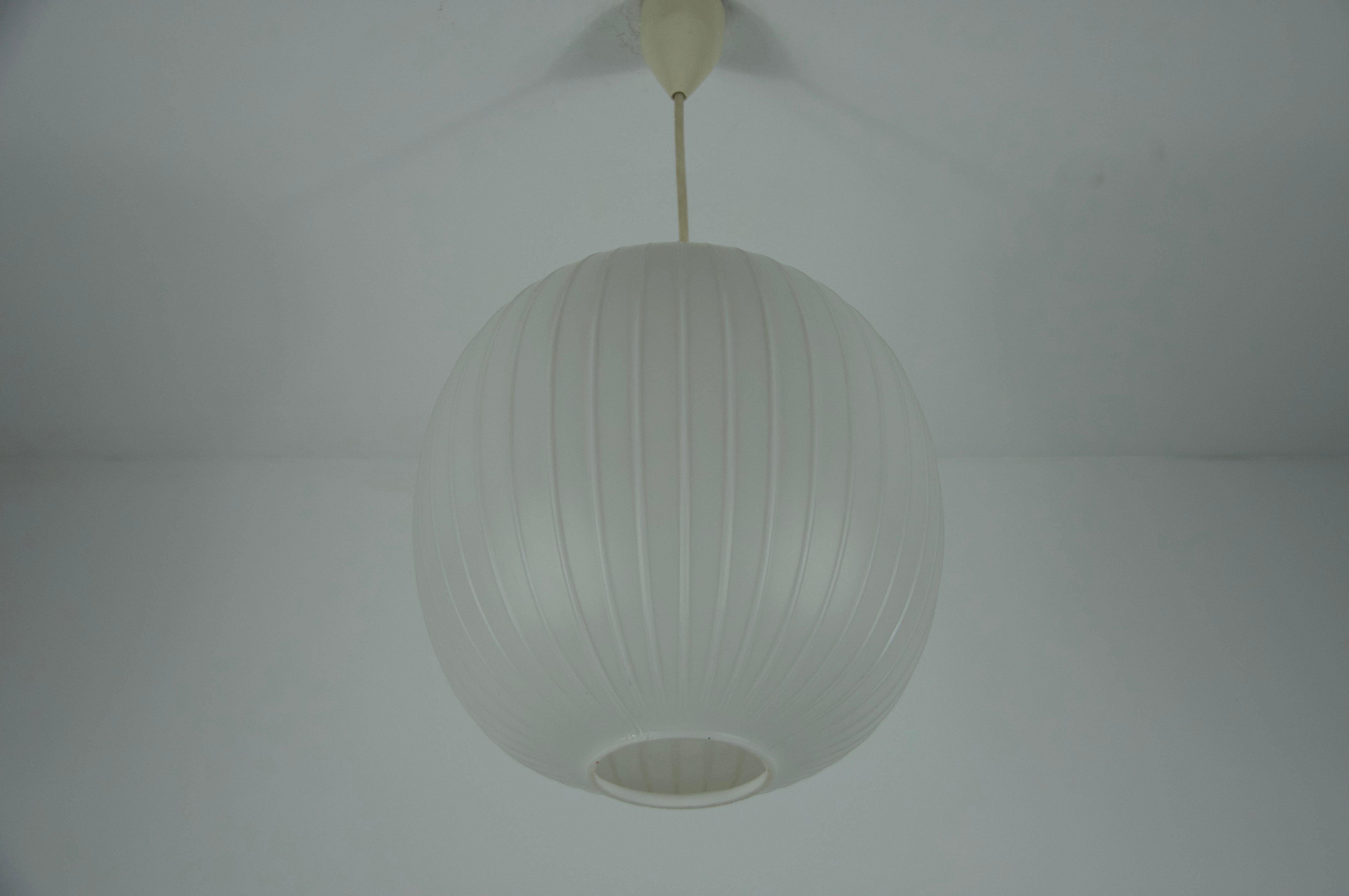 Lampada a sospensione in vetro opalino di Aloys Gangkofner per Peill & Putzler, anni '50 in vendita 5
