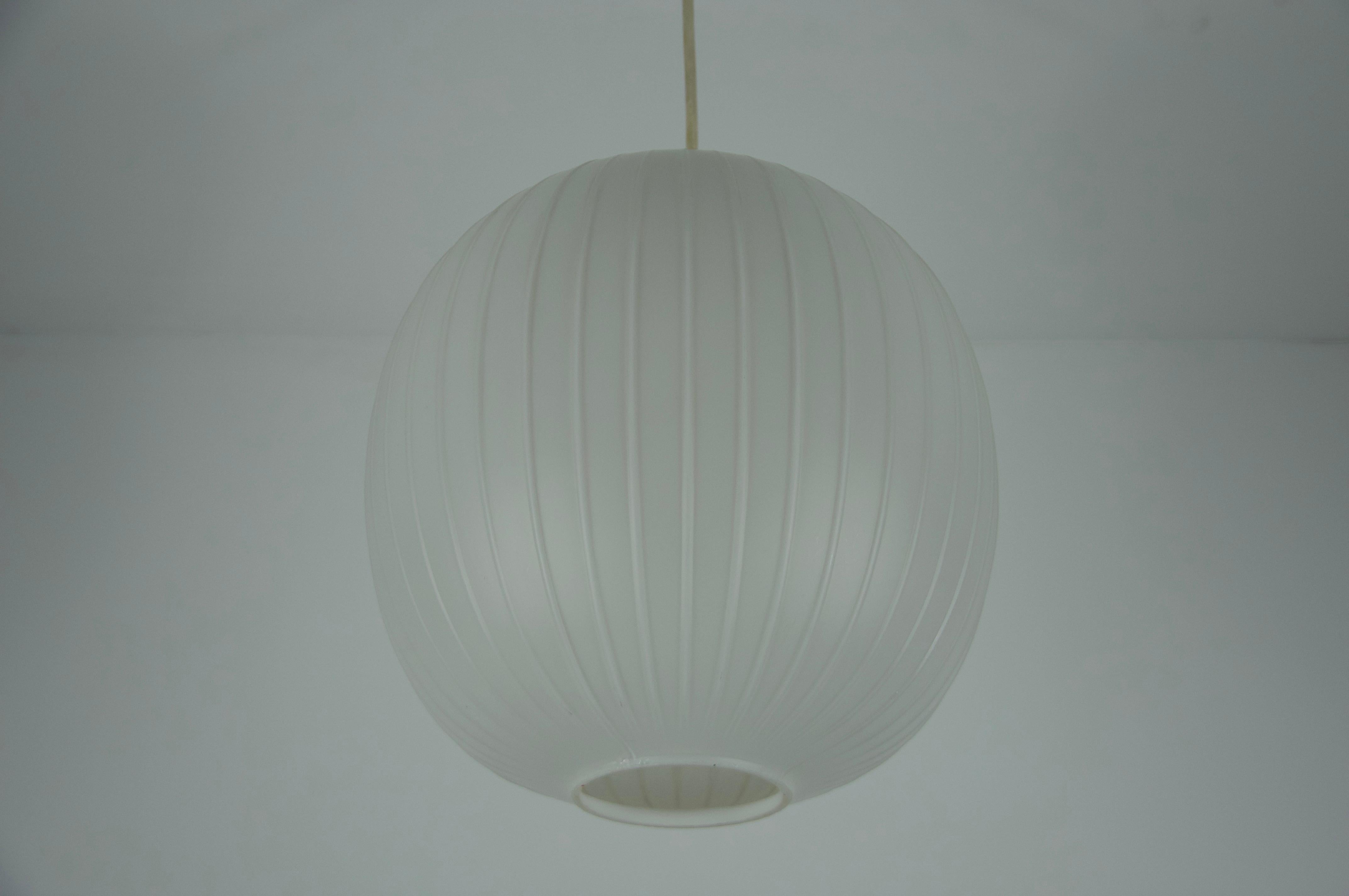 Lampada a sospensione in vetro opalino di Aloys Gangkofner per Peill & Putzler, anni '50 in vendita 6