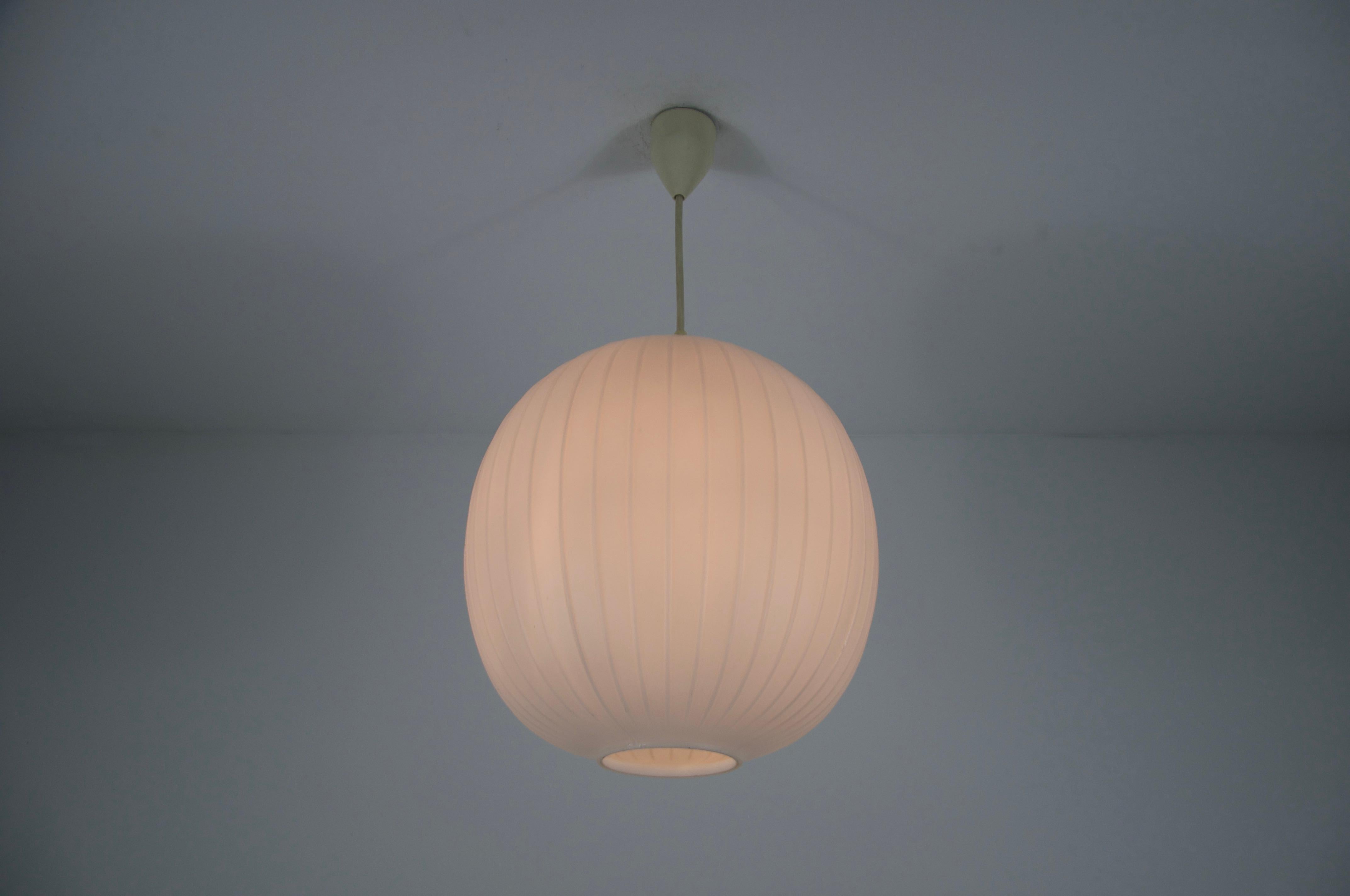 Mid-Century moderno Lampada a sospensione in vetro opalino di Aloys Gangkofner per Peill & Putzler, anni '50 in vendita