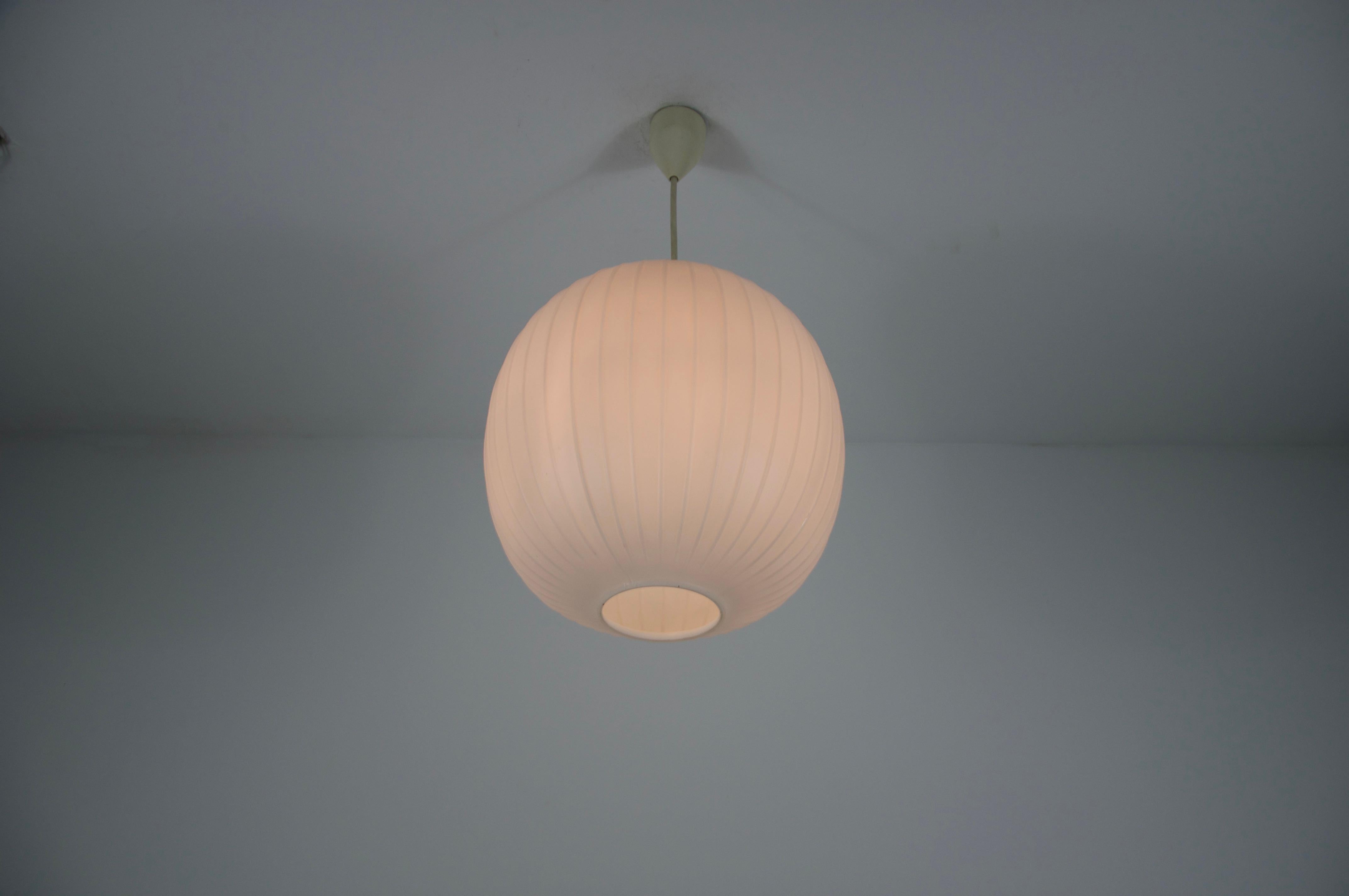 Lampada a sospensione in vetro opalino di Aloys Gangkofner per Peill & Putzler, anni '50 In condizioni ottime in vendita a Hagenbach, DE