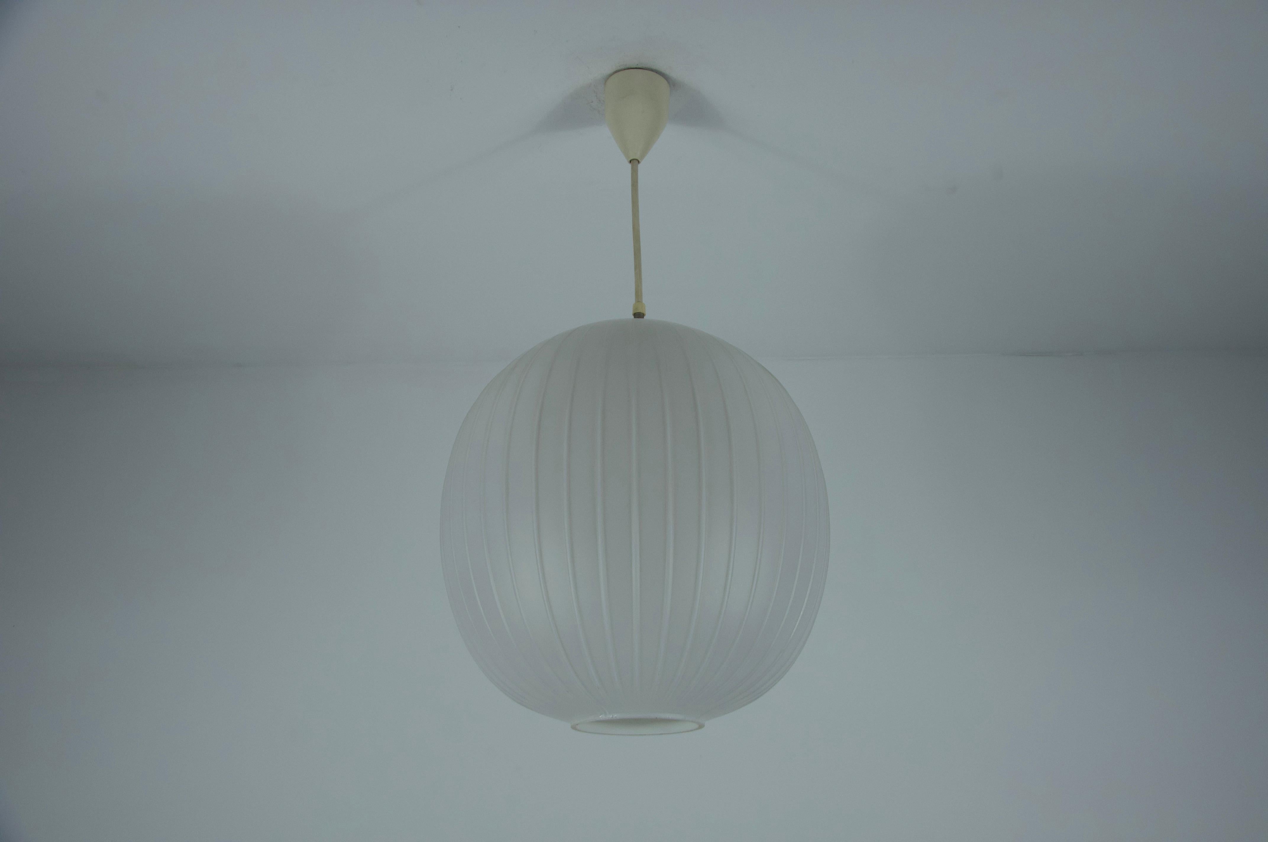 Vetro opalino Lampada a sospensione in vetro opalino di Aloys Gangkofner per Peill & Putzler, anni '50 in vendita