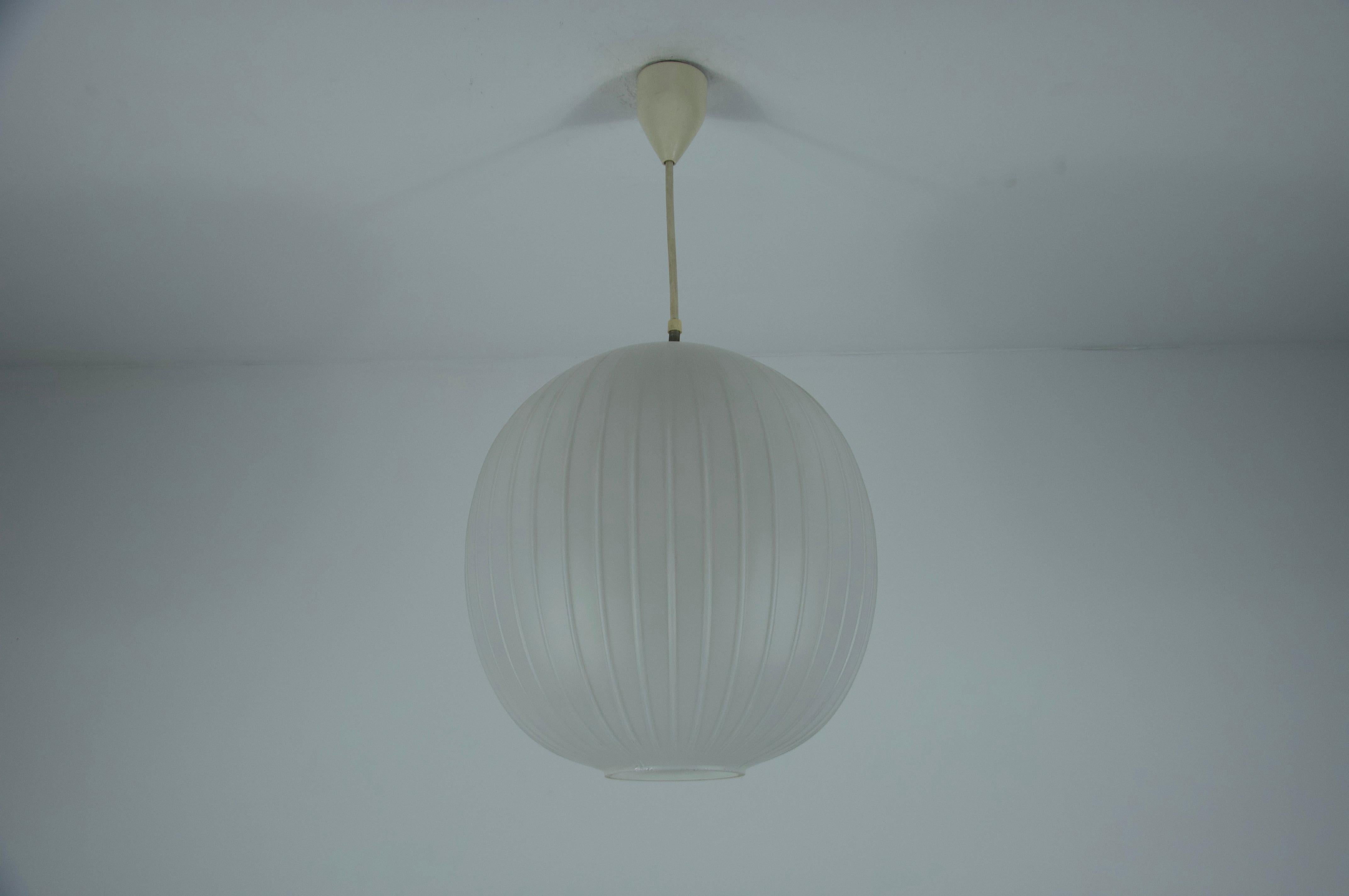 Lampada a sospensione in vetro opalino di Aloys Gangkofner per Peill & Putzler, anni '50 in vendita 1