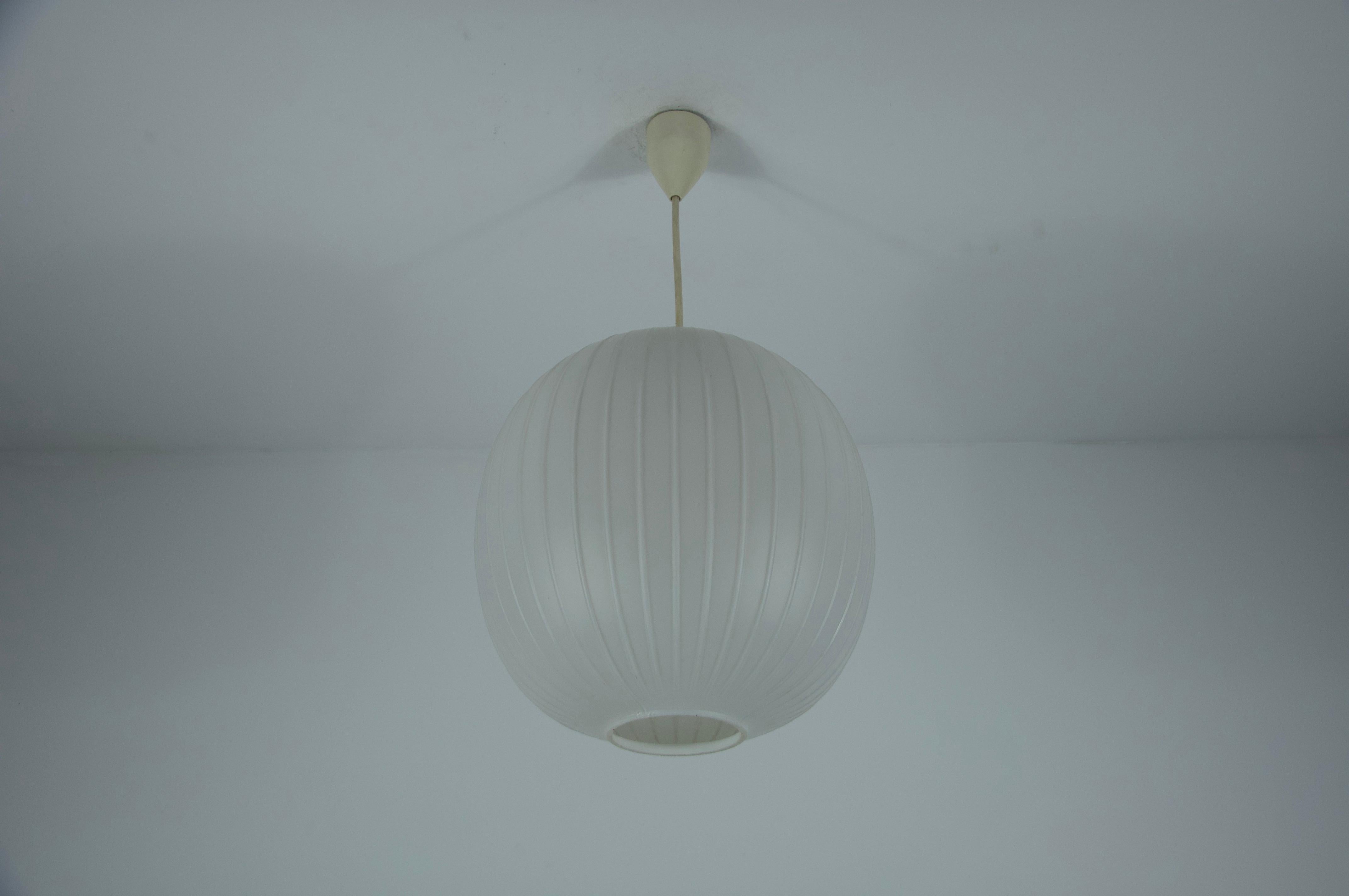 Lampada a sospensione in vetro opalino di Aloys Gangkofner per Peill & Putzler, anni '50 in vendita 2