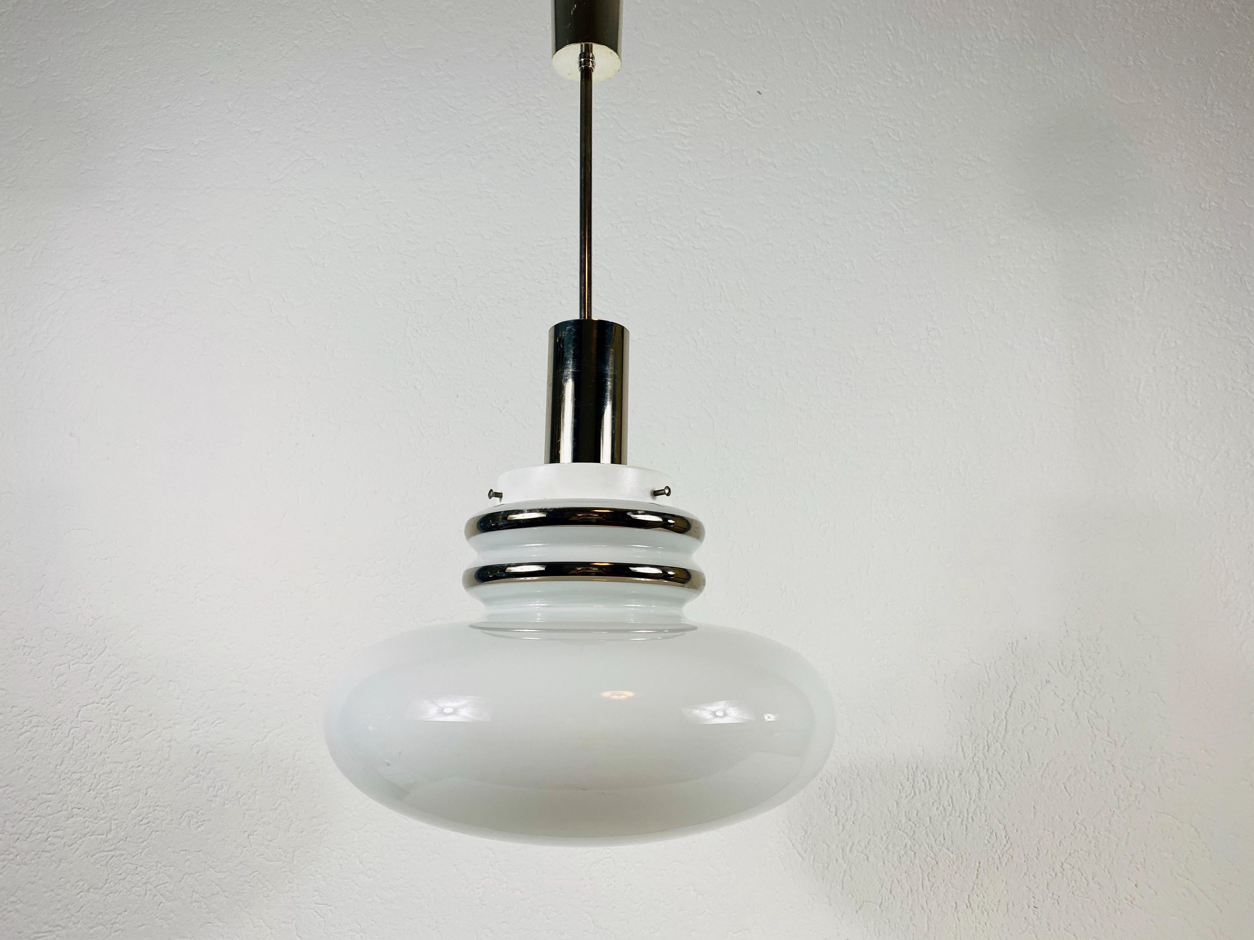 Mid-Century moderno Lampada a sospensione in vetro opalino di Peill & Putzler, circa 1970 in vendita