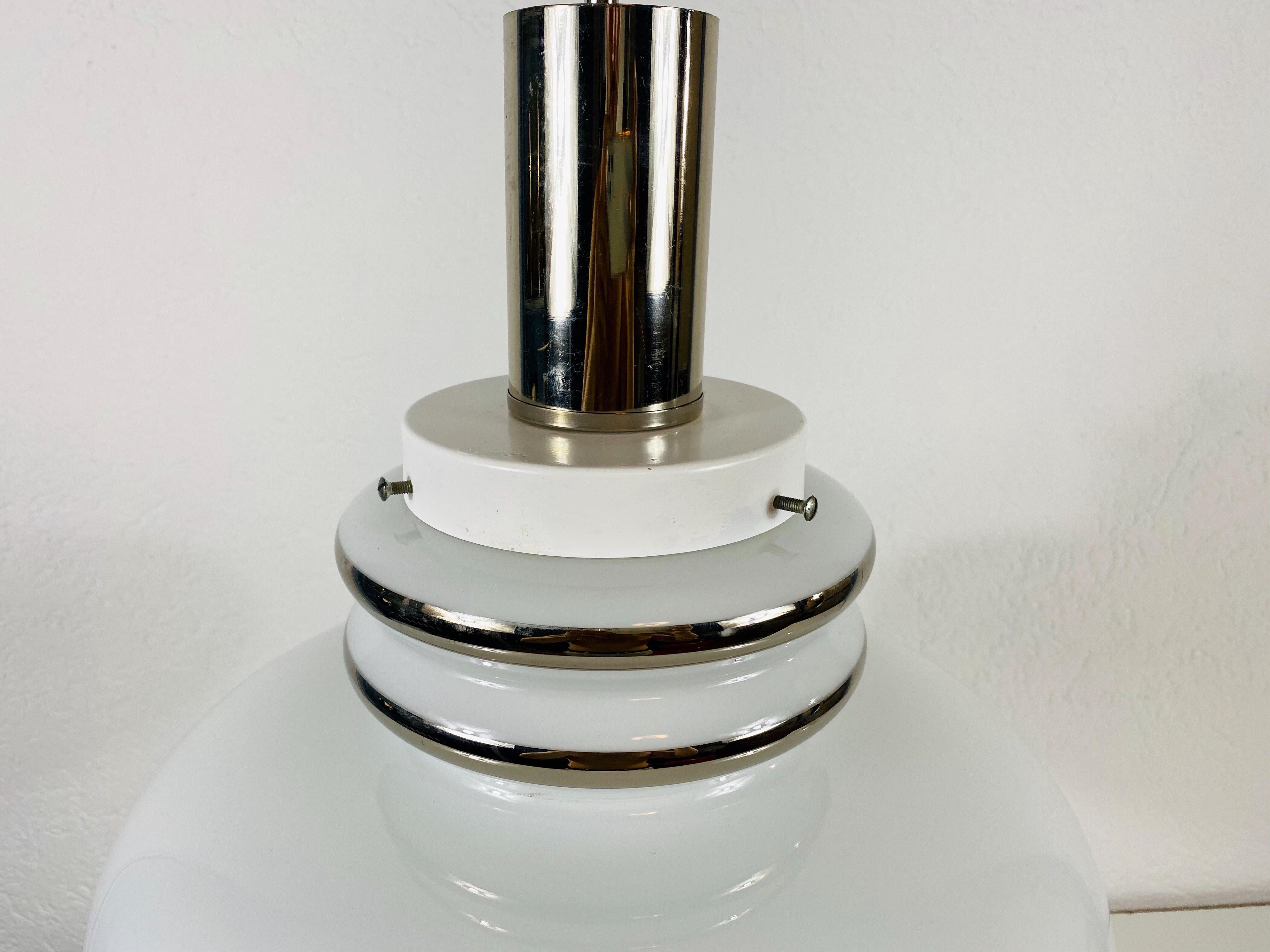 Lampada a sospensione in vetro opalino di Peill & Putzler, circa 1970 In condizioni buone in vendita a Hagenbach, DE