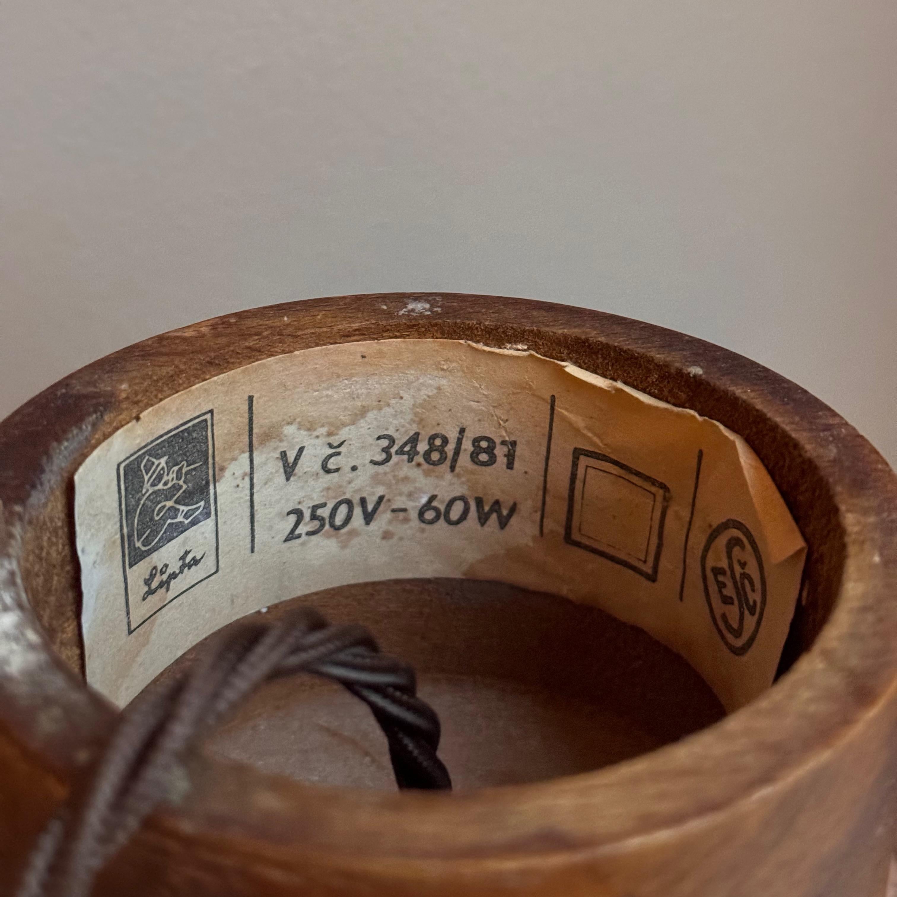 Lampada a sospensione in vetro opalino, realizzata dal produttore slovacco LIPTA negli anni '60. 

Coronato da sottili bande concentriche di cromo e verde, questo ciondolo degli anni '60 ha un'atmosfera da 