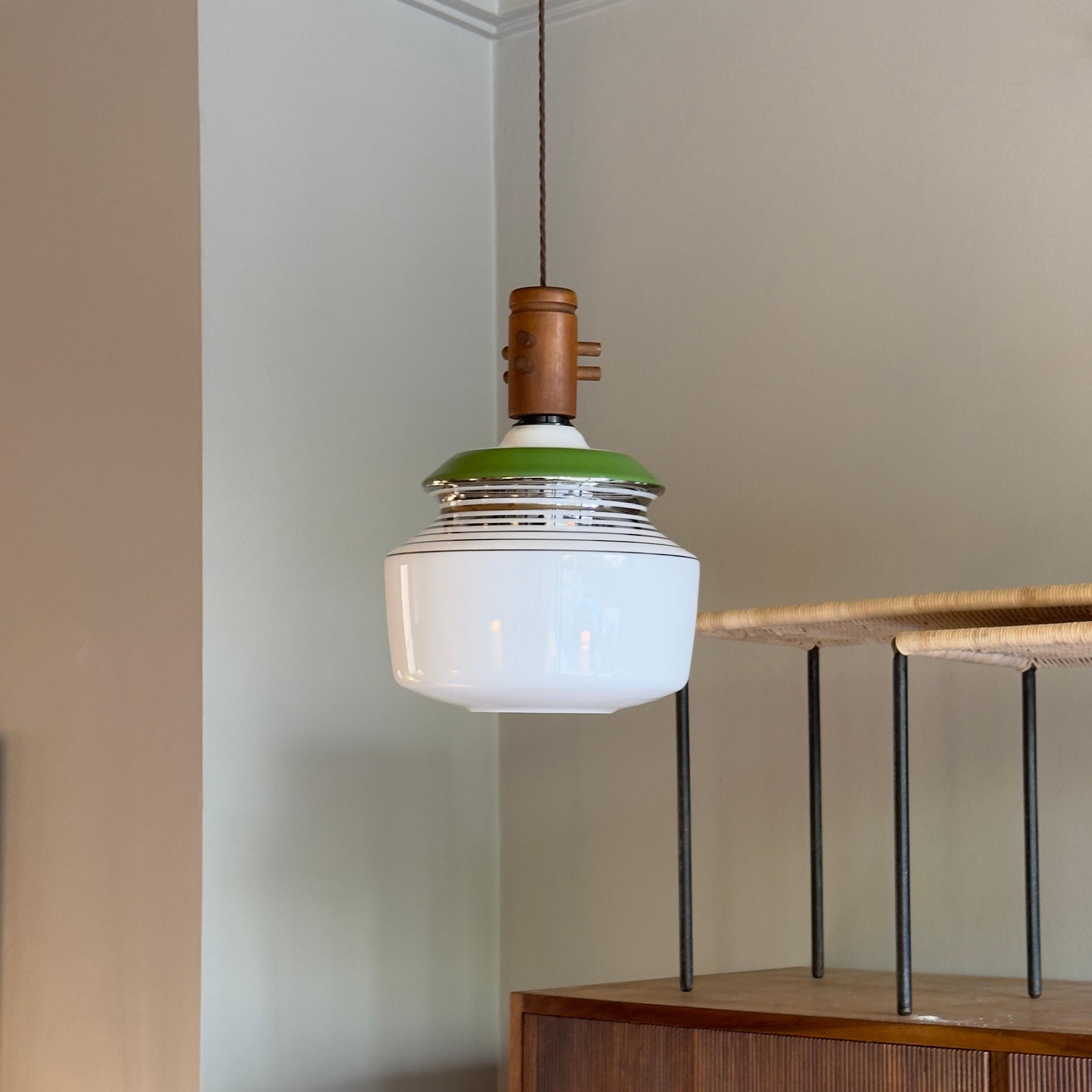 Mid-Century moderno Lampada a sospensione in vetro opalino di LIPTA, anni '60 in vendita