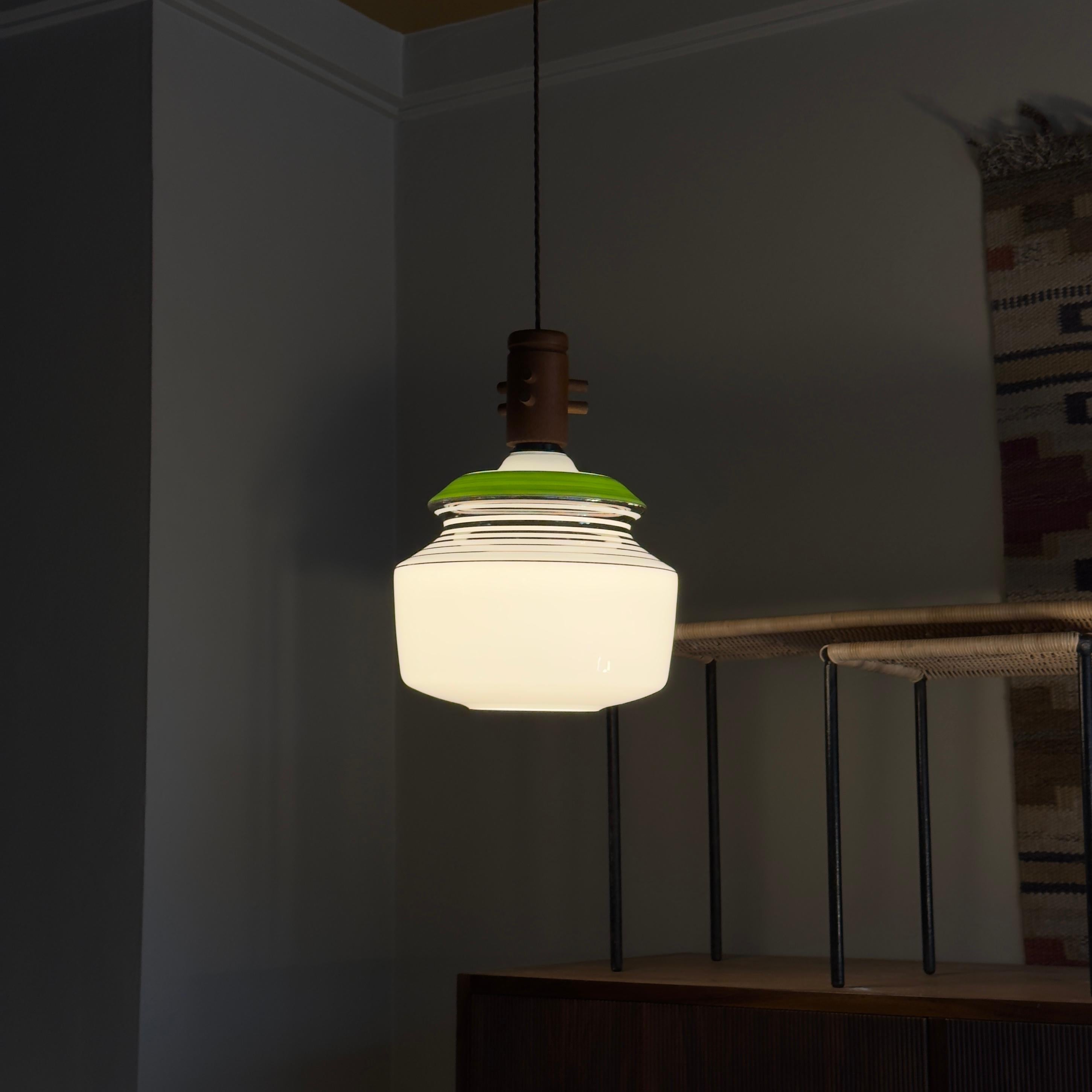 Vetro opalino Lampada a sospensione in vetro opalino di LIPTA, anni '60 in vendita