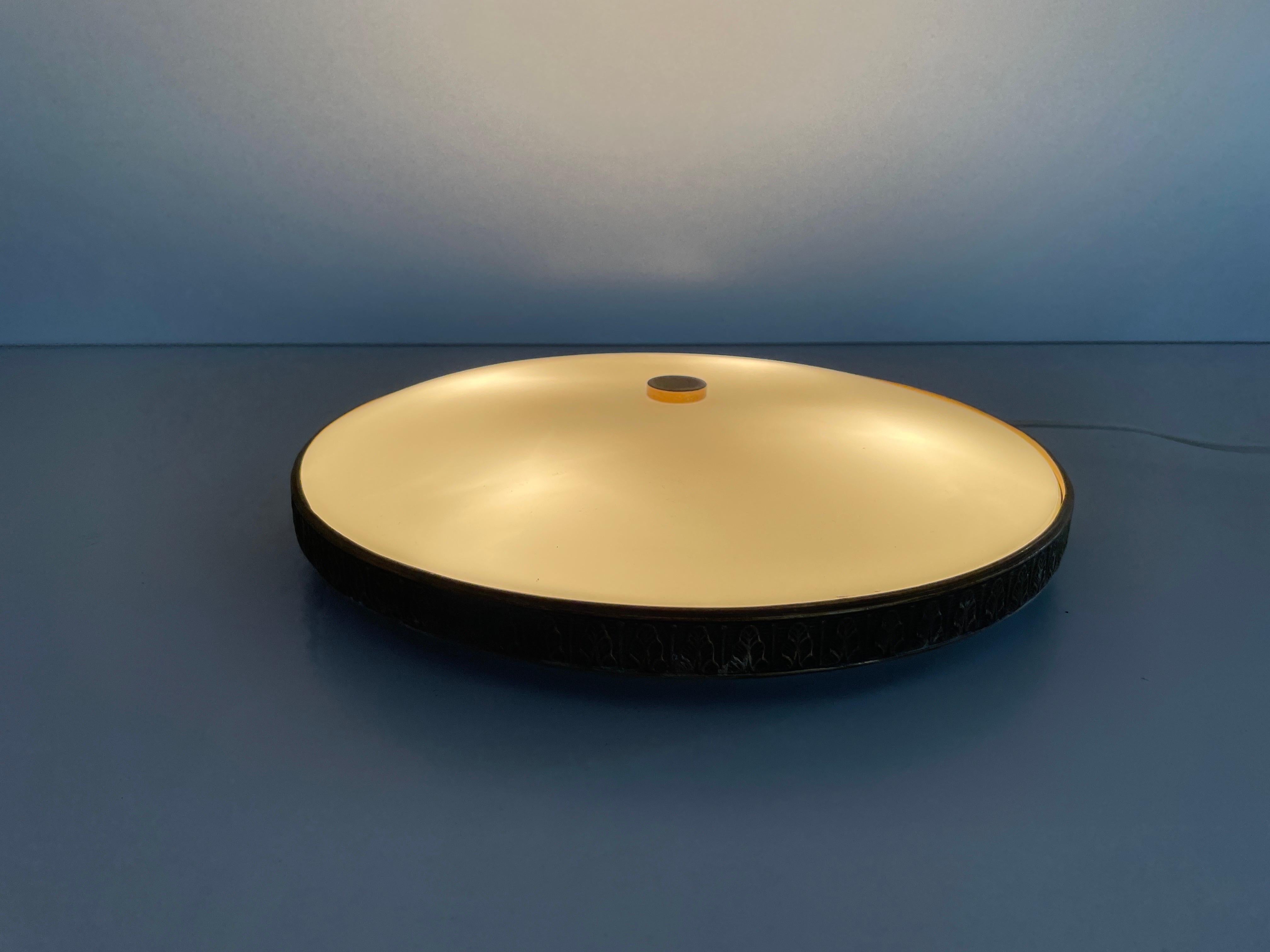 Monture encastrée ronde en verre opale avec garniture en laiton vieilli par Lumi, années 1960, Italie en vente 3