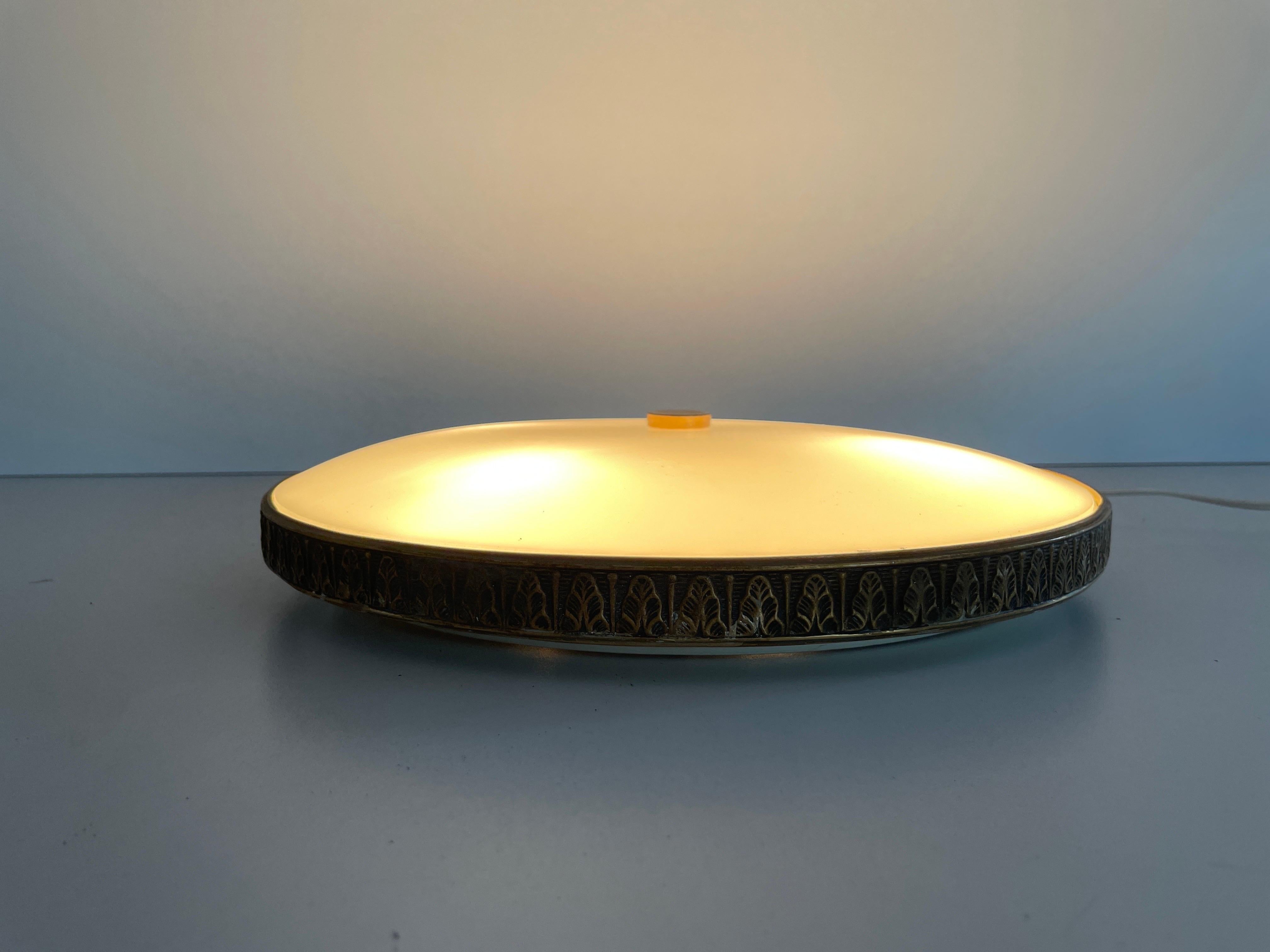 Monture encastrée ronde en verre opale avec garniture en laiton vieilli par Lumi, années 1960, Italie en vente 5