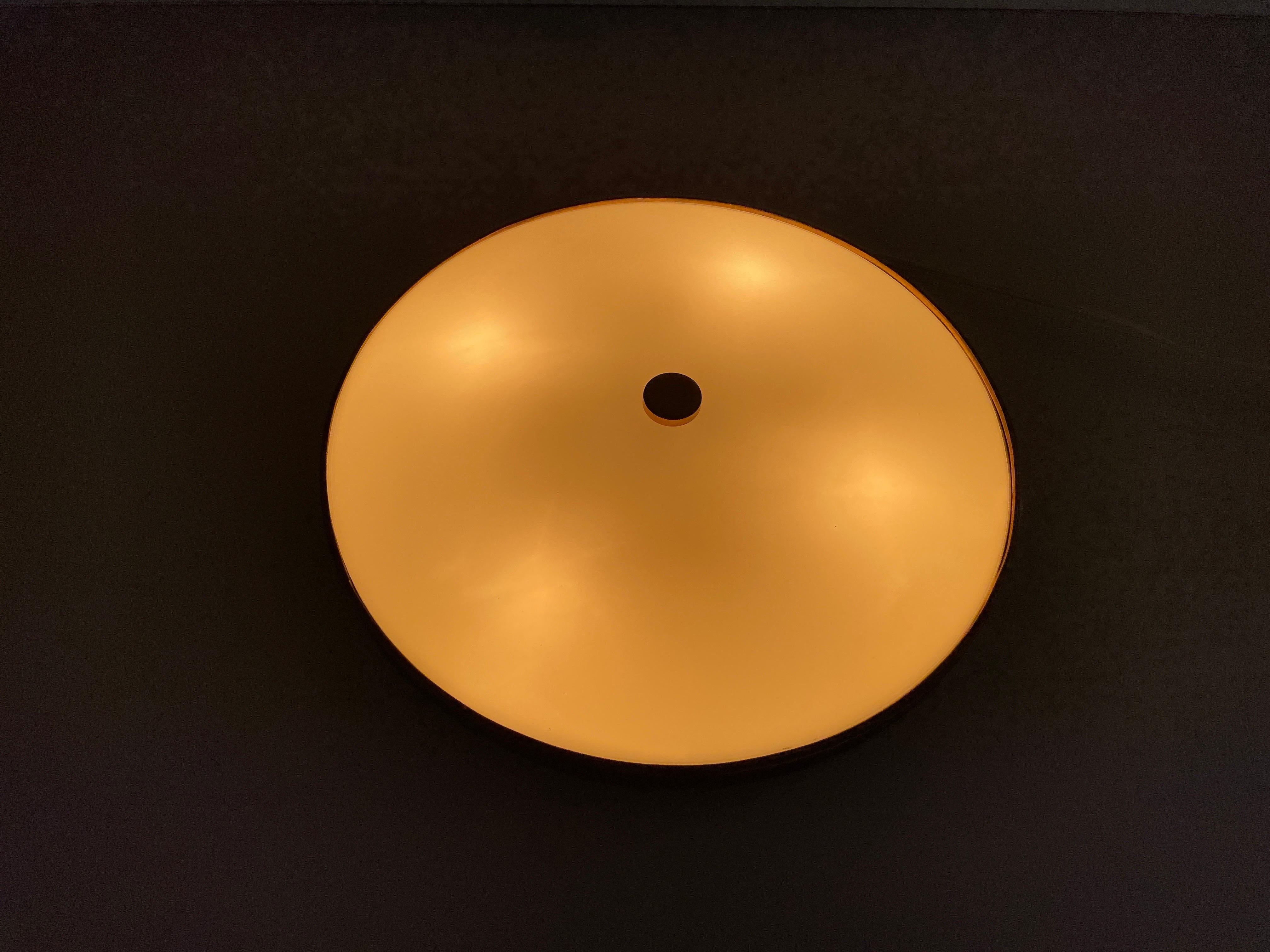 Monture encastrée ronde en verre opale avec garniture en laiton vieilli par Lumi, années 1960, Italie en vente 7