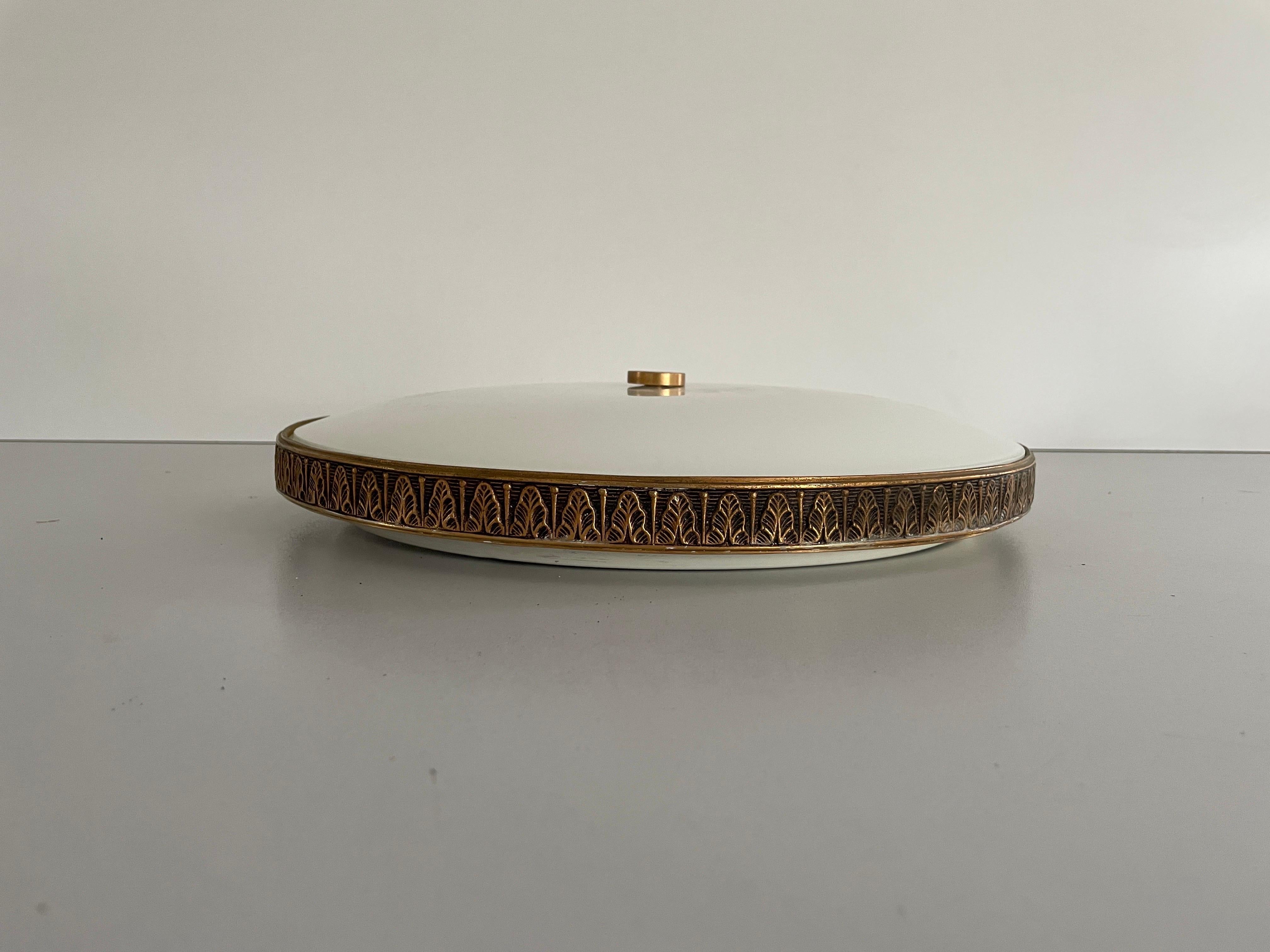 Monture encastrée ronde en verre opale avec garniture en laiton vieilli par Lumi, années 1960, Italie

L'abat-jour est en très bon état vintage.

Cette lampe fonctionne avec 4x ampoules E14. 
Câblé et adapté à une utilisation avec 220V et 110V pour