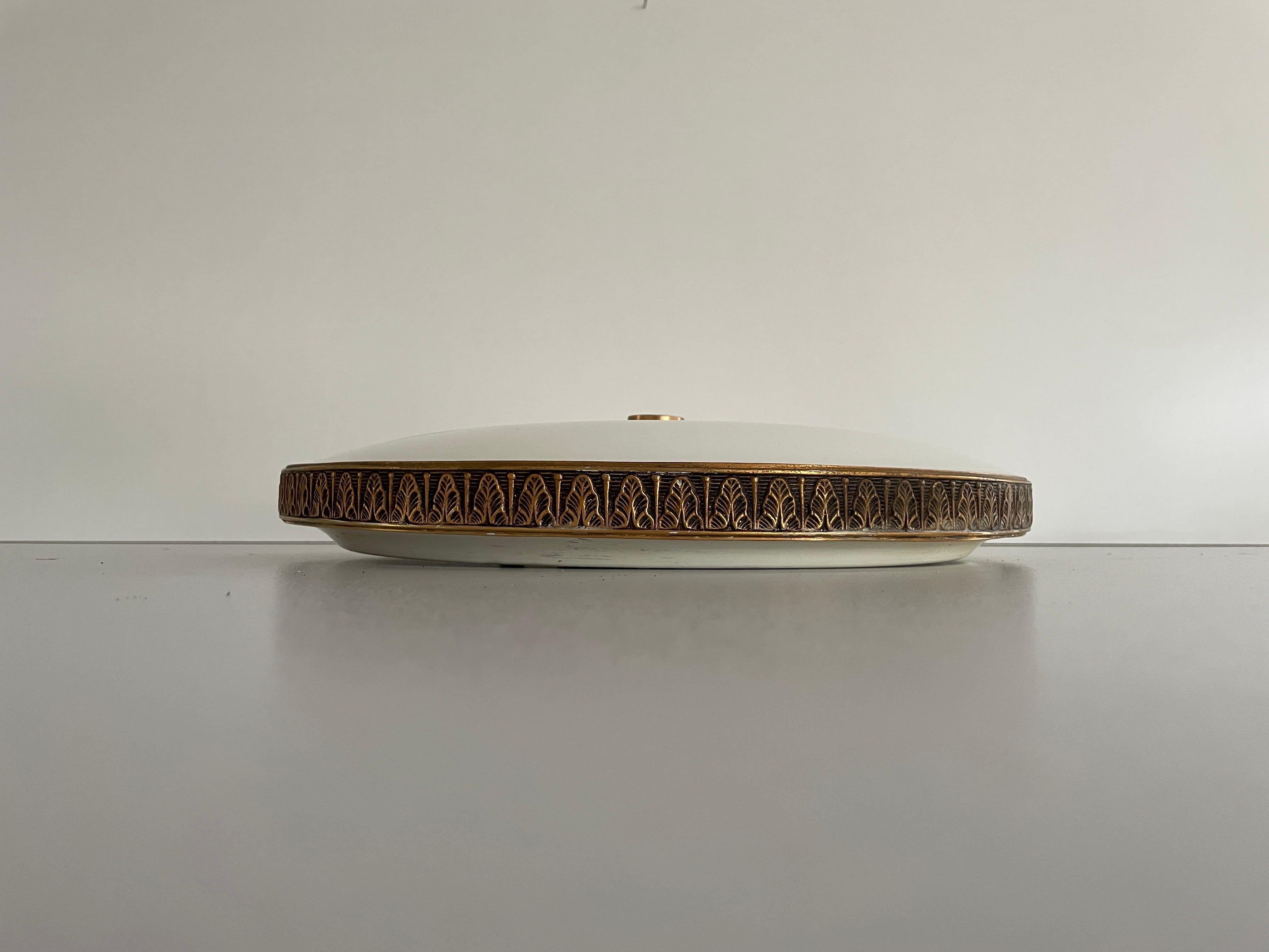Mid-Century Modern Monture encastrée ronde en verre opale avec garniture en laiton vieilli par Lumi, années 1960, Italie en vente