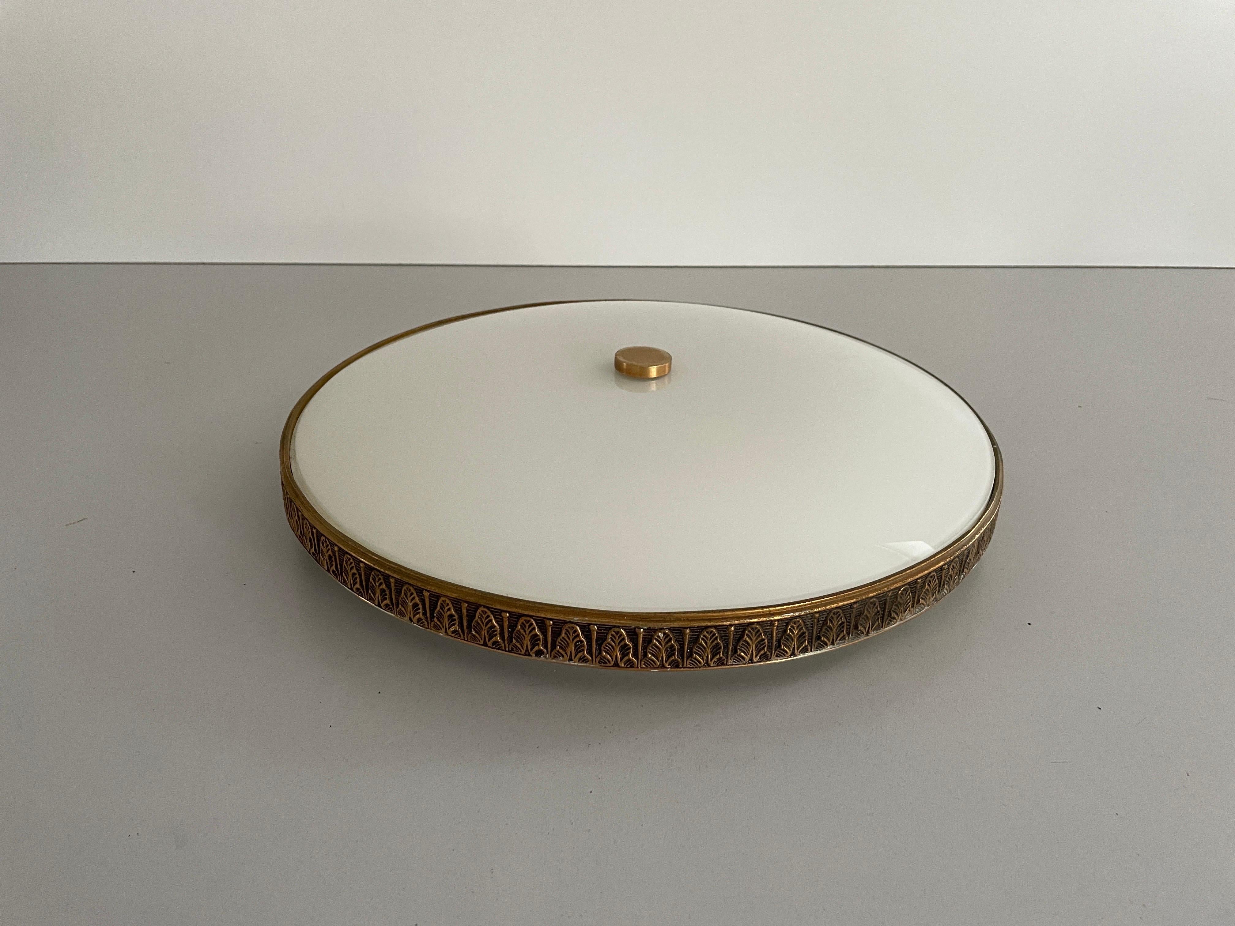 italien Monture encastrée ronde en verre opale avec garniture en laiton vieilli par Lumi, années 1960, Italie en vente