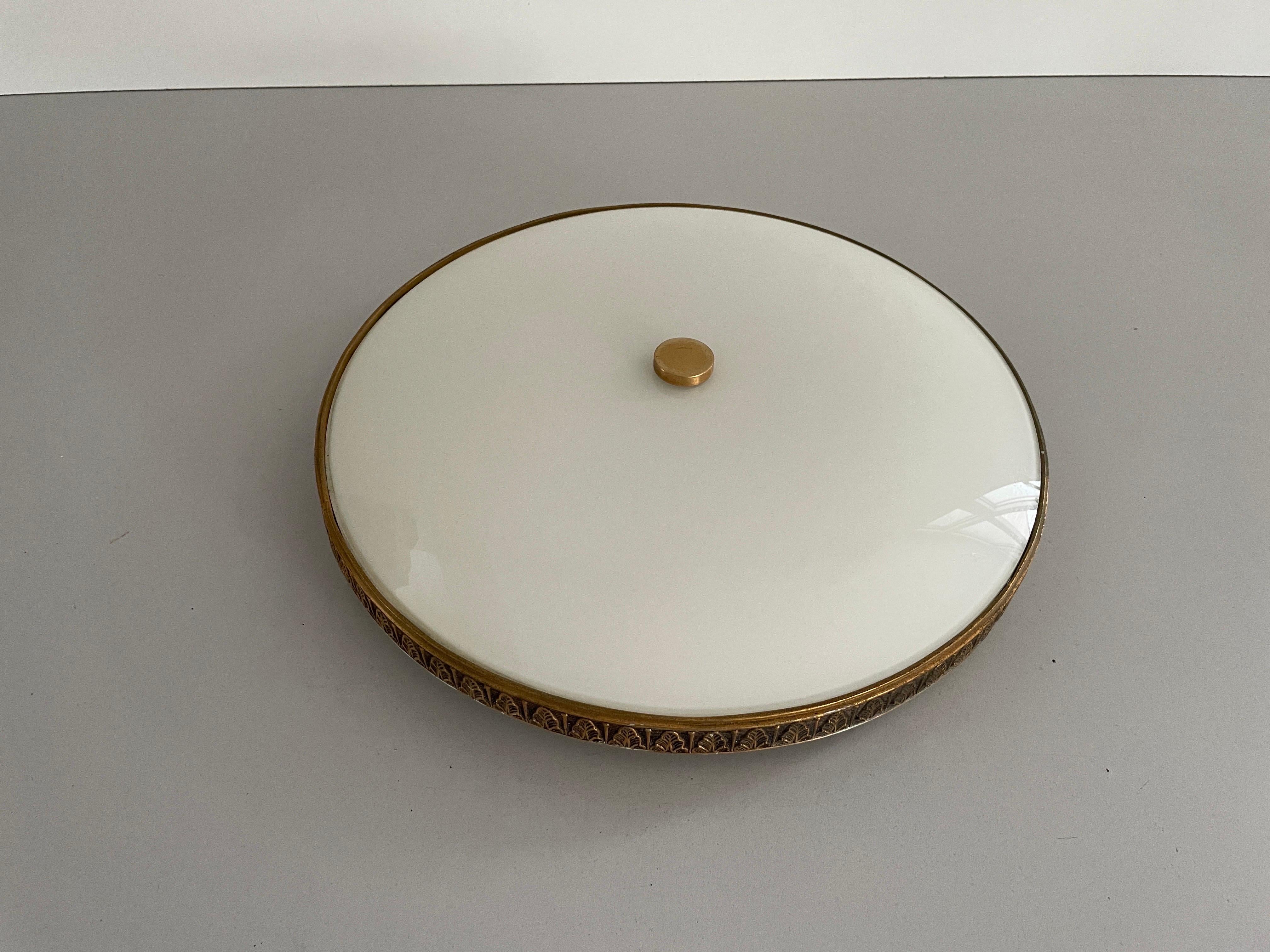 Monture encastrée ronde en verre opale avec garniture en laiton vieilli par Lumi, années 1960, Italie Excellent état - En vente à Hagenbach, DE
