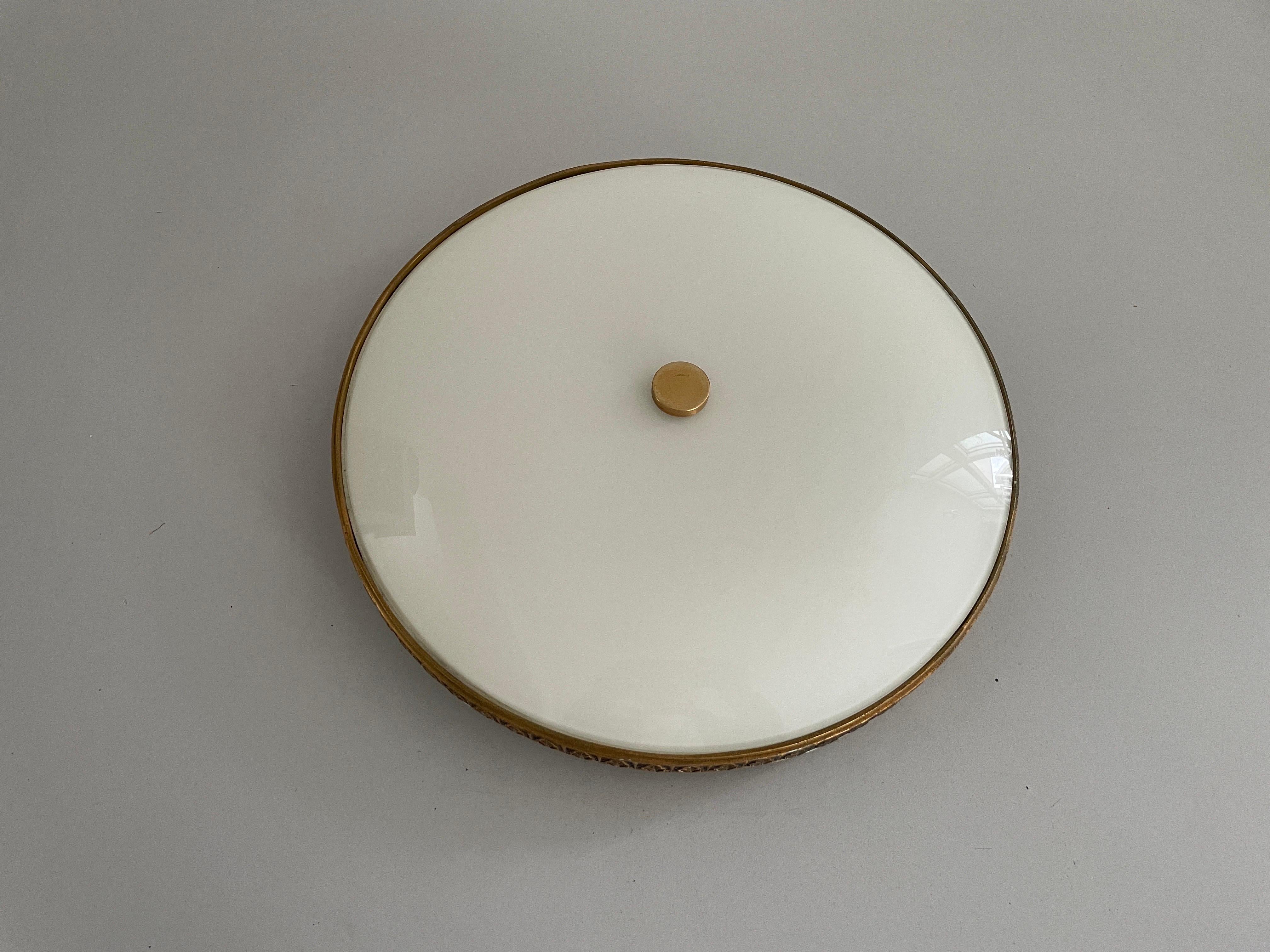 Milieu du XXe siècle Monture encastrée ronde en verre opale avec garniture en laiton vieilli par Lumi, années 1960, Italie en vente