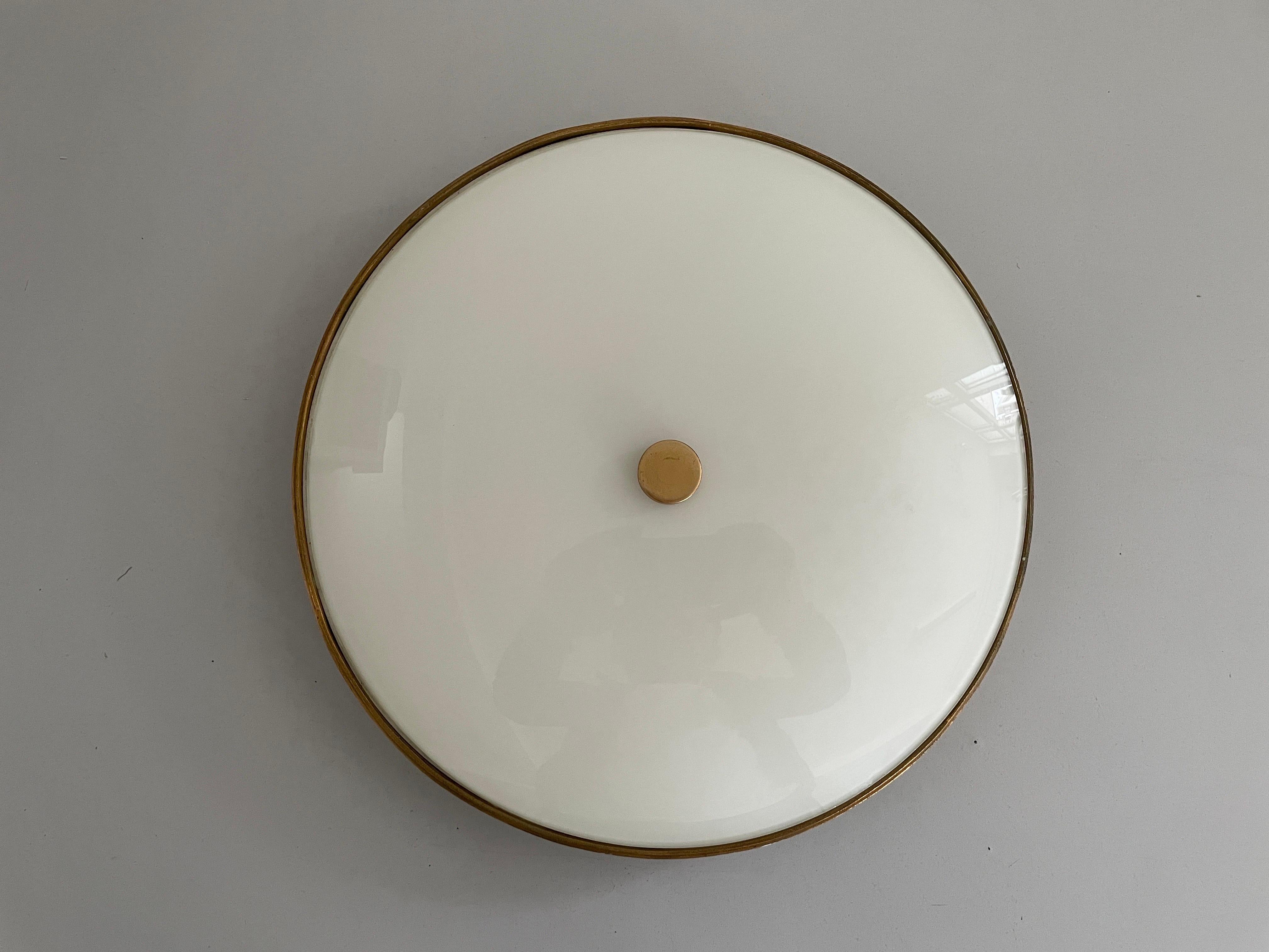 Laiton Monture encastrée ronde en verre opale avec garniture en laiton vieilli par Lumi, années 1960, Italie en vente