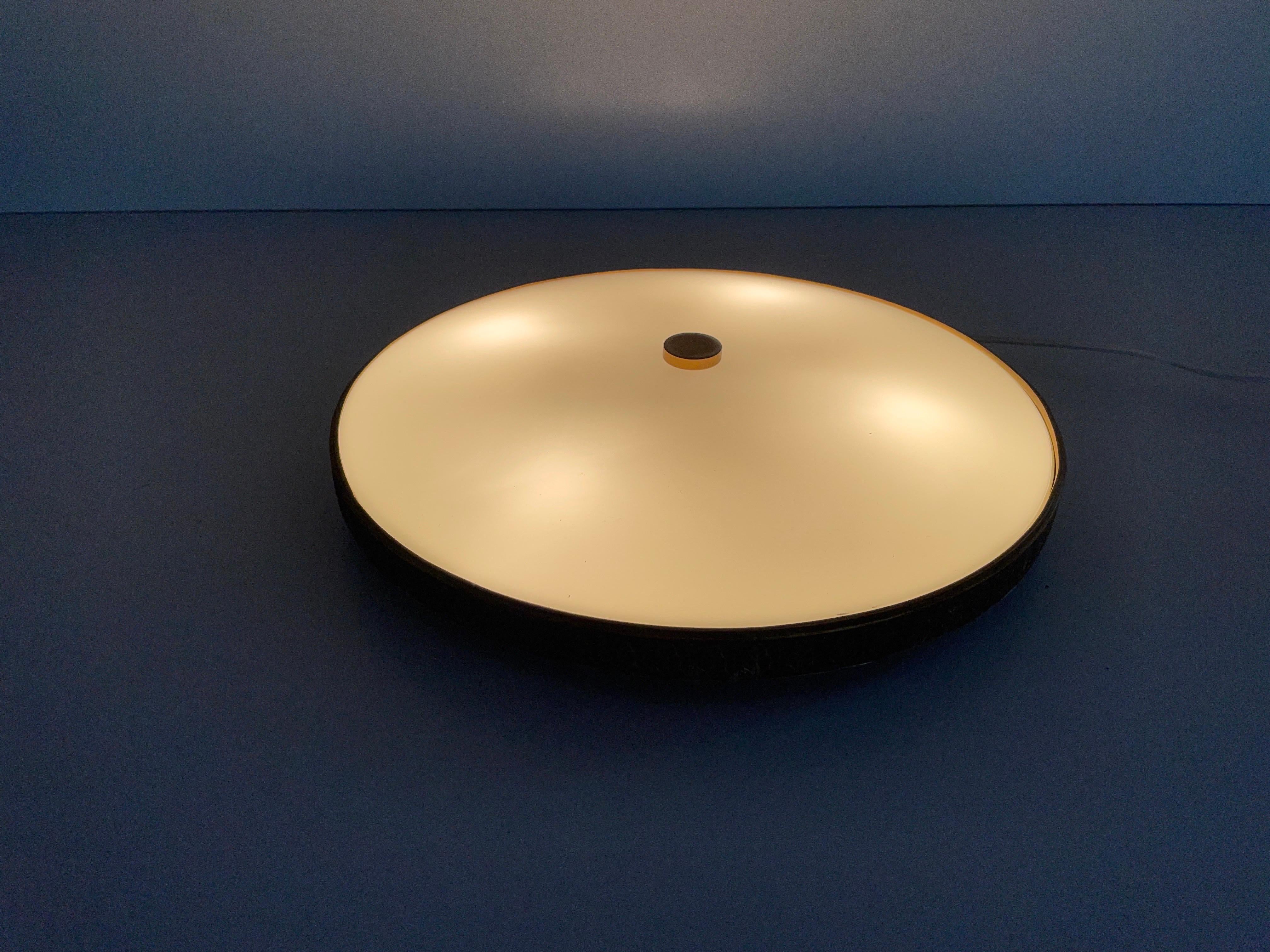 Monture encastrée ronde en verre opale avec garniture en laiton vieilli par Lumi, années 1960, Italie en vente 2