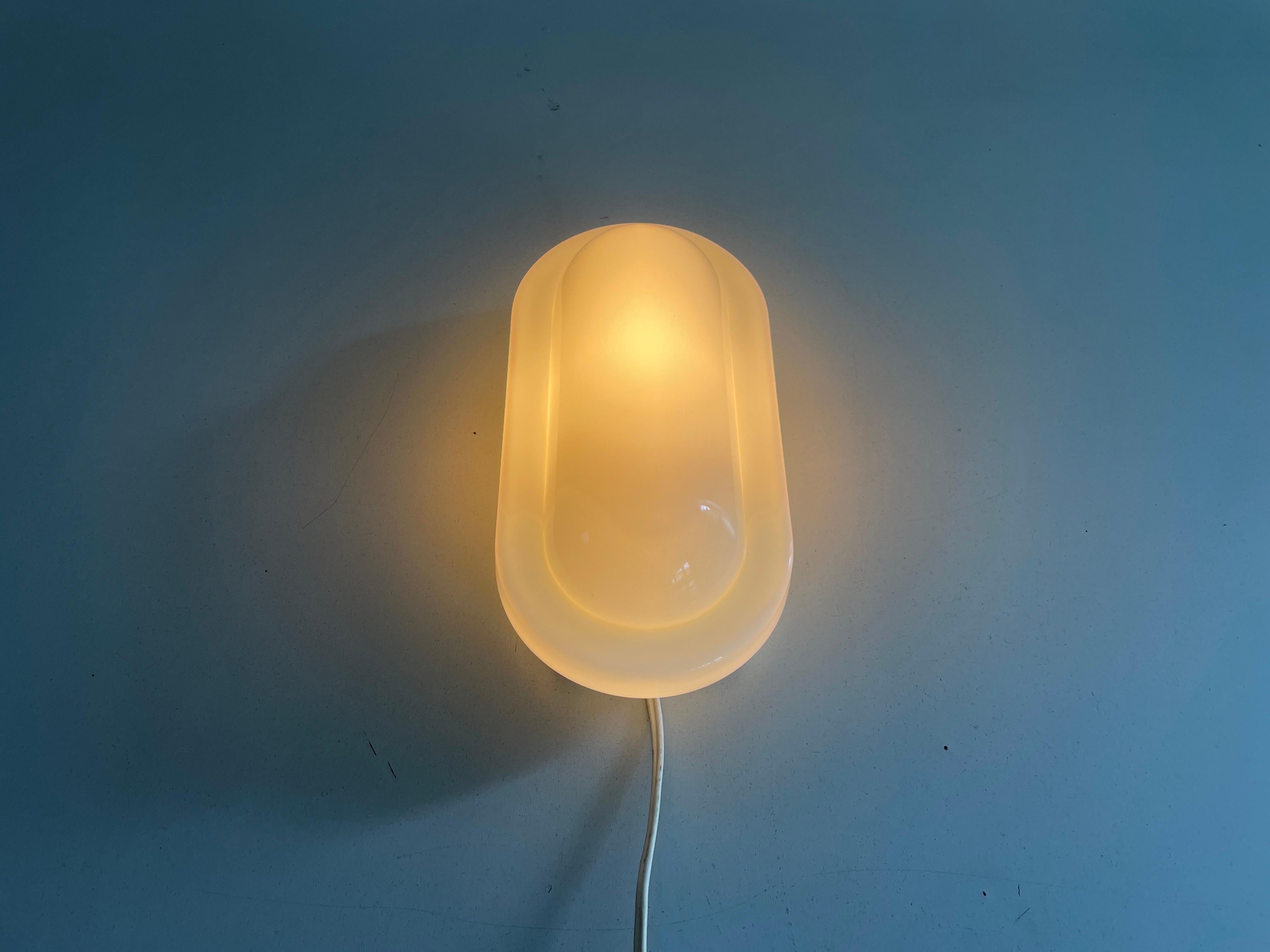 Applique simple en verre opale par Peill Putzler, années 1970, Germany en vente 3