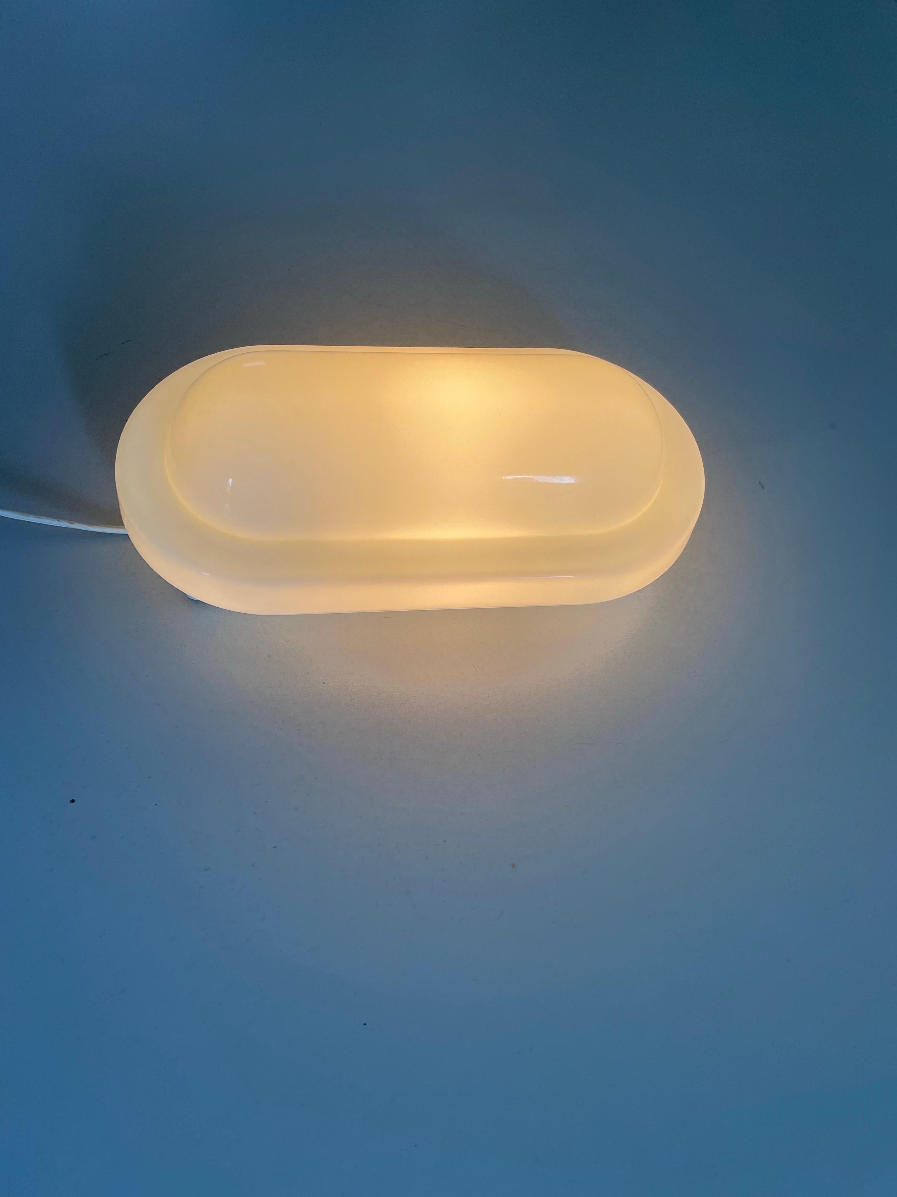 Applique simple en verre opale par Peill Putzler, années 1970, Germany en vente 4