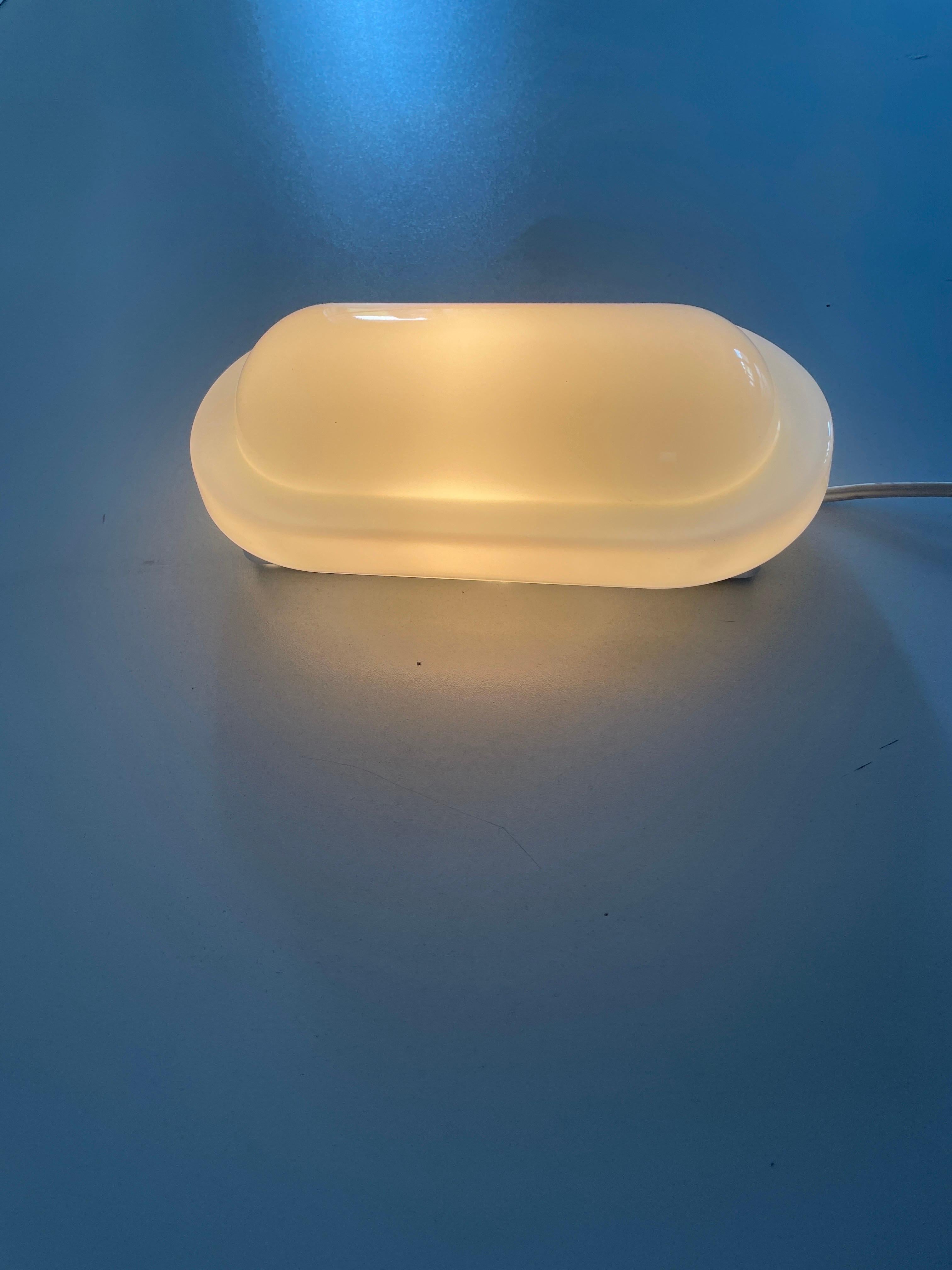 Applique simple en verre opale par Peill Putzler, années 1970, Germany en vente 5