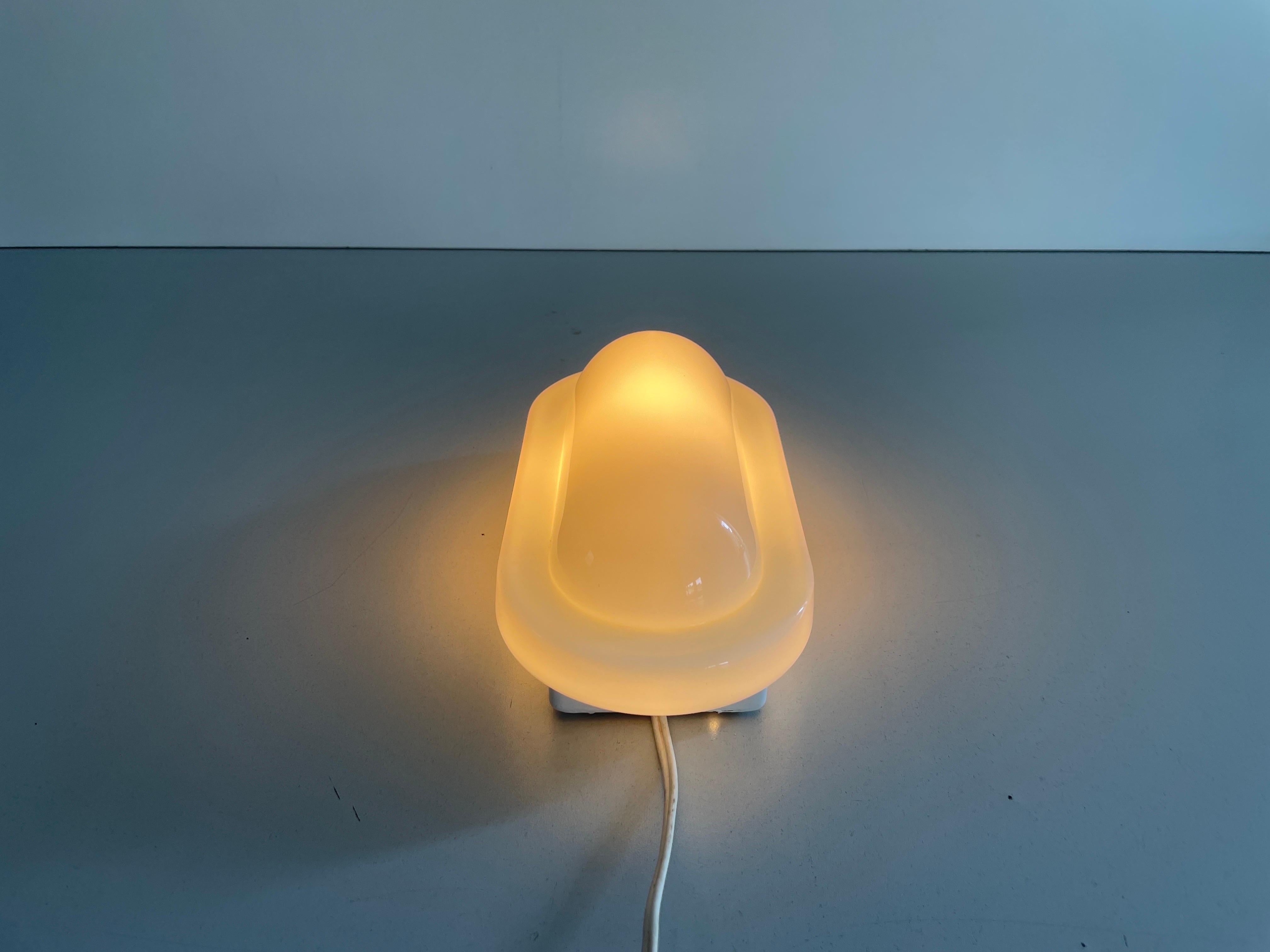 Applique simple en verre opale par Peill Putzler, années 1970, Germany en vente 6