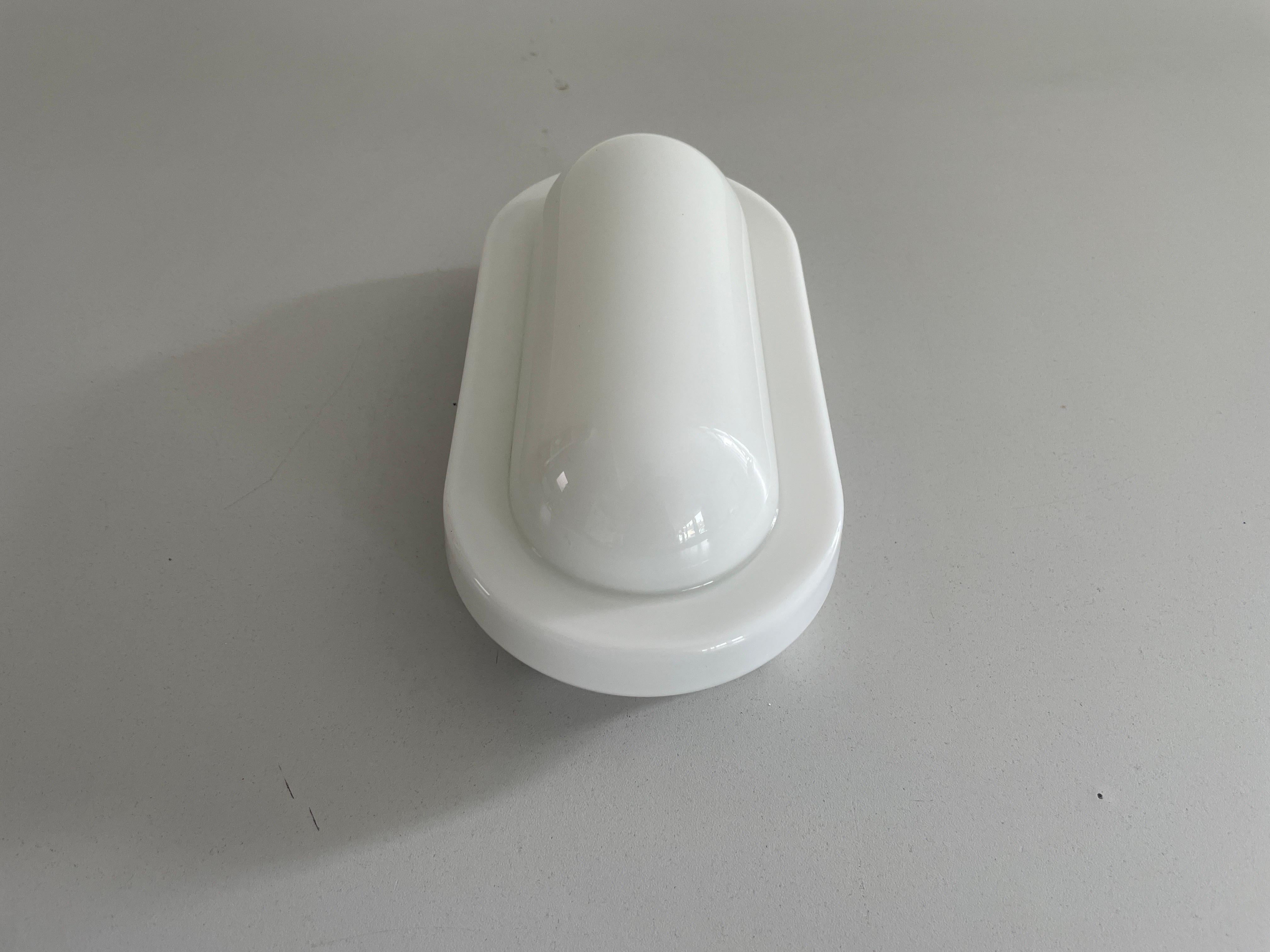 Applique simple en verre opale par Peill Putzler, années 1970, Germany

Des appliques très élégantes et minimalistes.

Les lampes sont en très bon état.

Ces lampes fonctionnent avec des ampoules standard E14. Chaque lampe fonctionne avec une