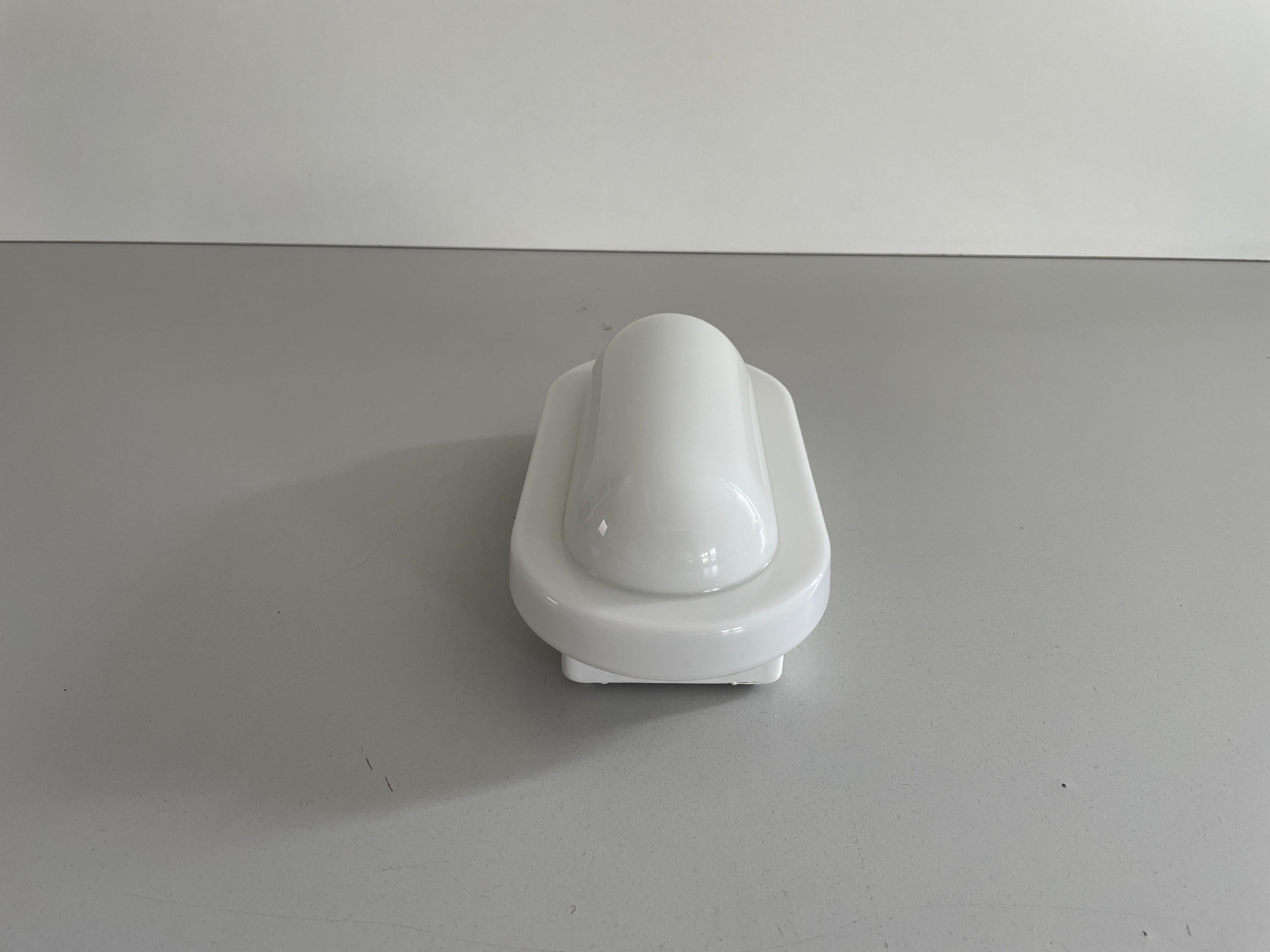 Allemand Applique simple en verre opale par Peill Putzler, années 1970, Germany en vente