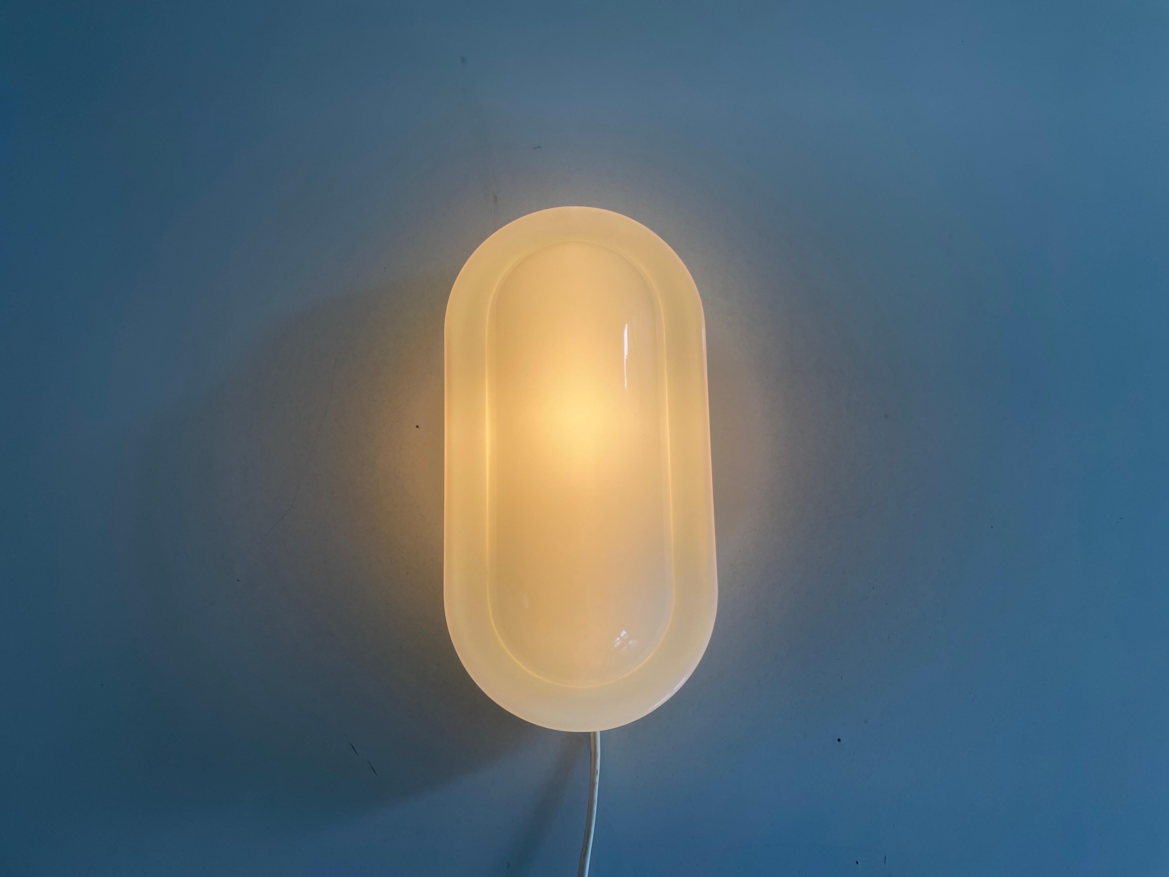 Applique simple en verre opale par Peill Putzler, années 1970, Germany en vente 1