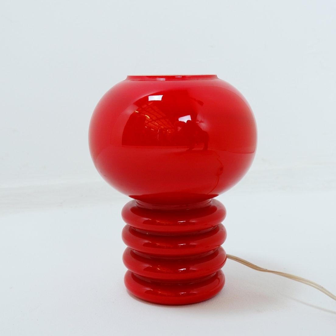Lampe de table en verre opale par Herwig & Frank Sterckx pour De Rupel, Belgique années 1960
1960s, 1970s - Mid-Century Modern
Mesures : Ø 18cm H:23cm 
Herwig et Frank Sterckx sont des graphistes originaires d'Anvers, en Belgique. Les deux frères