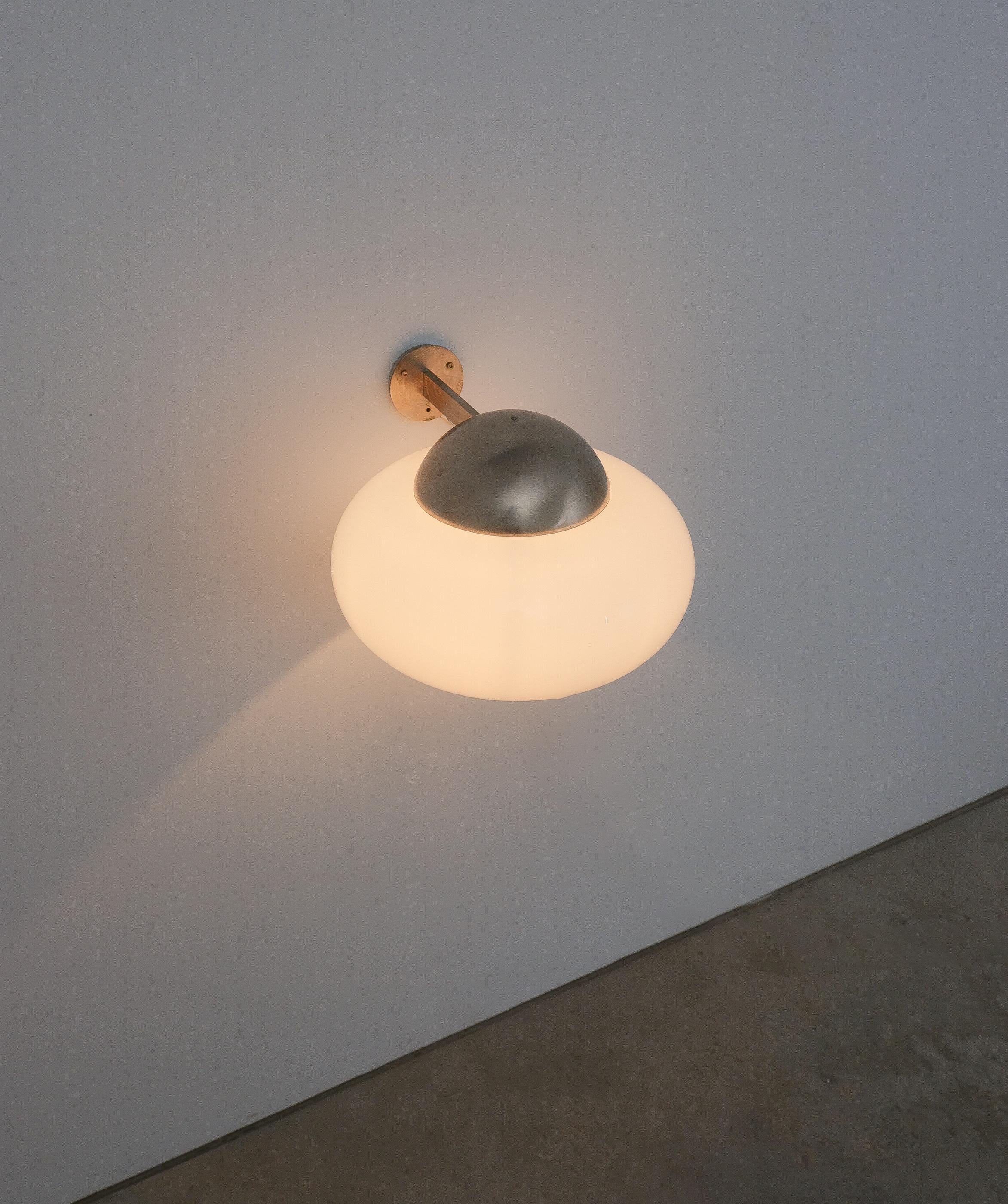 Appliques en verre opale avec cadre en laiton nickelé, Italie 1960
Nous avons une paire de lampes disponibles, veuillez vous renseigner.

Grandes appliques murales dans le style du lustre Eptaclinio de Vico Magistretti. Elles sont composées d'un